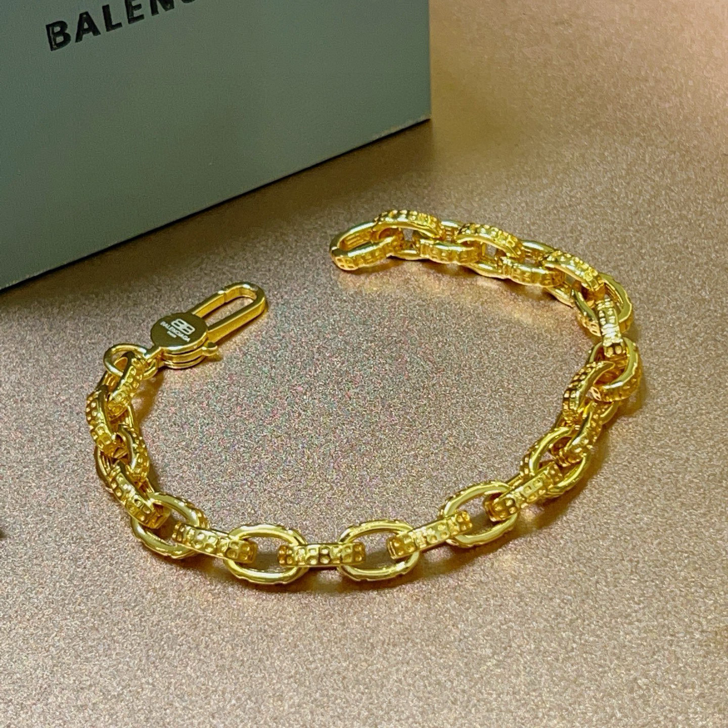 。 看清细节是否原版扣头 原版细节 原单货🔹🔹新品 巴黎世家 Balenciaga手链🔹专柜一致巴黎世家