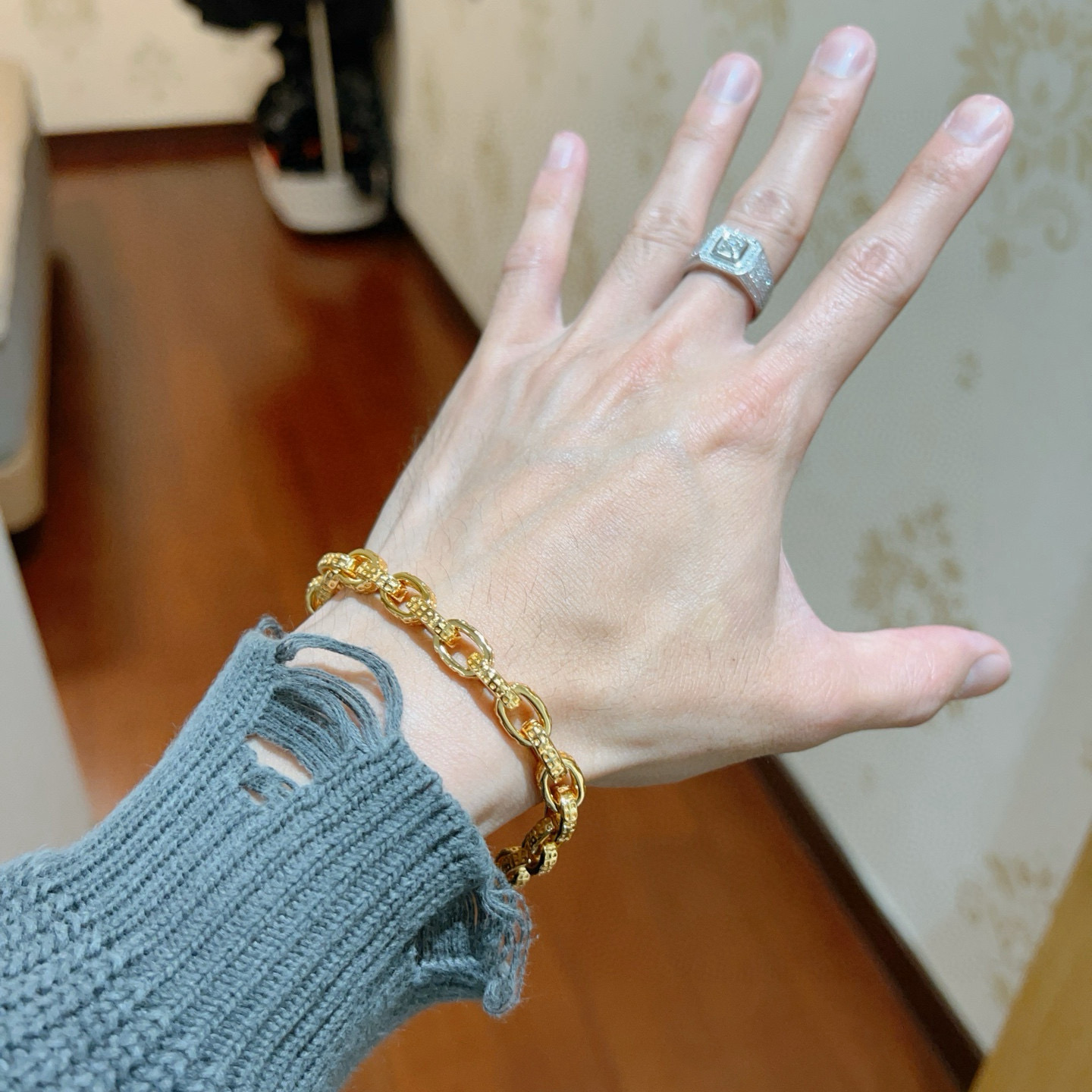 。 看清细节是否原版扣头 原版细节 原单货🔹🔹新品 巴黎世家 Balenciaga手链🔹专柜一致巴黎世家
