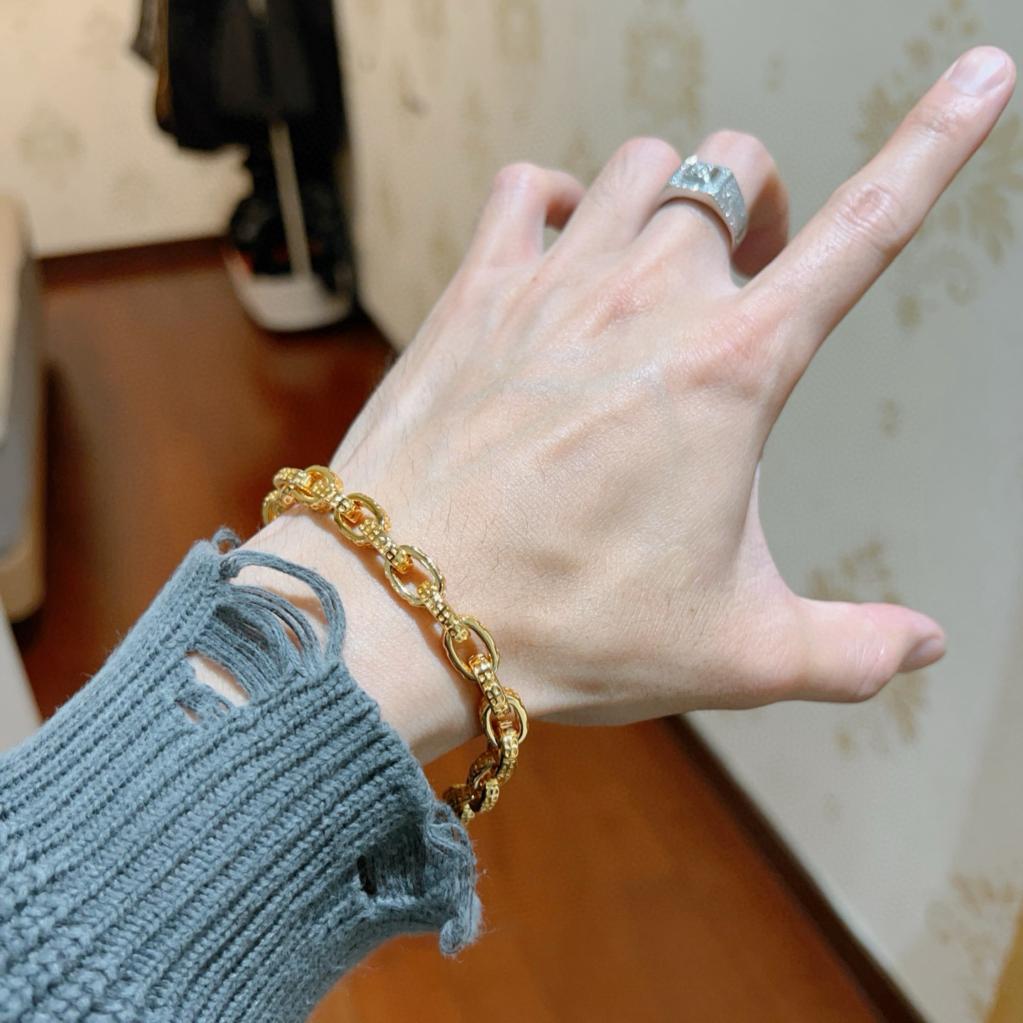 。 看清细节是否原版扣头 原版细节 原单货🔹🔹新品 巴黎世家 Balenciaga手链🔹专柜一致巴黎世家