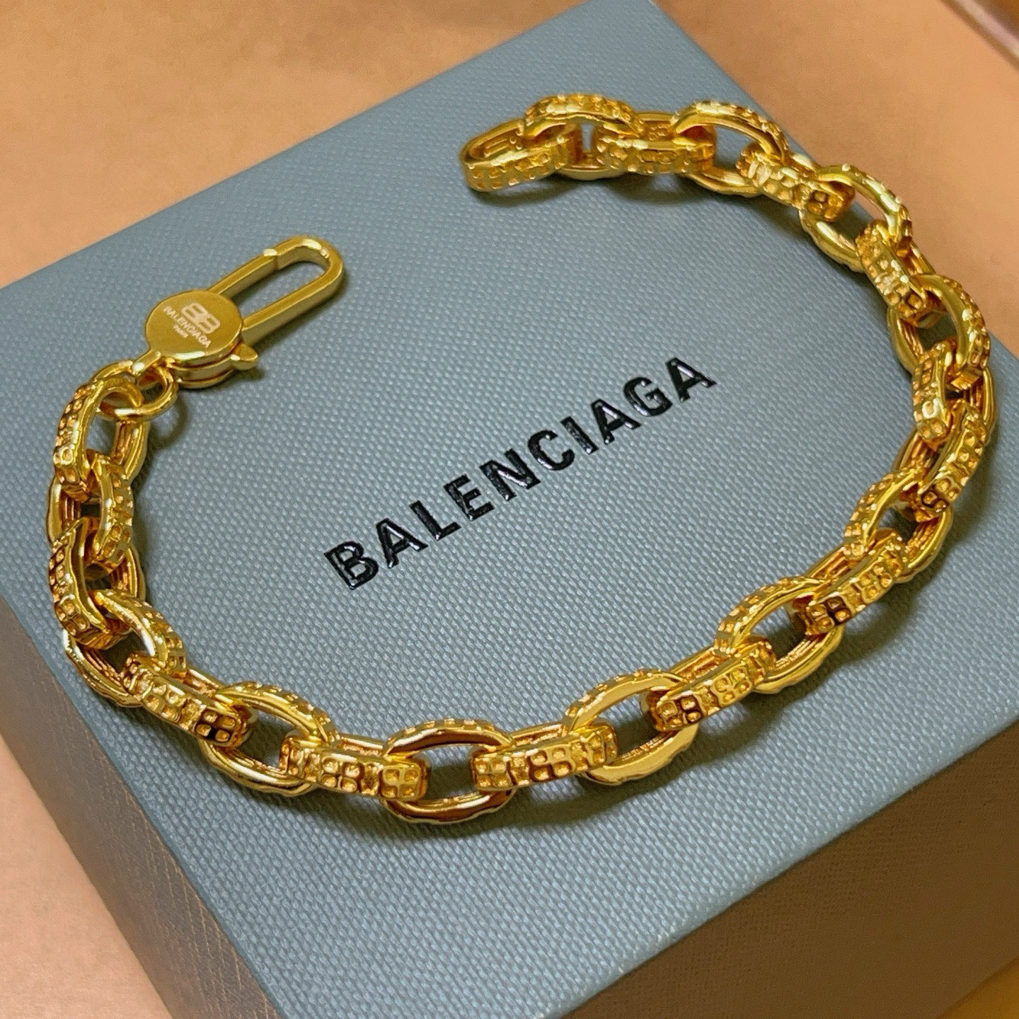 。 看清细节是否原版扣头 原版细节 原单货🔹🔹新品 巴黎世家 Balenciaga手链🔹专柜一致巴黎世家