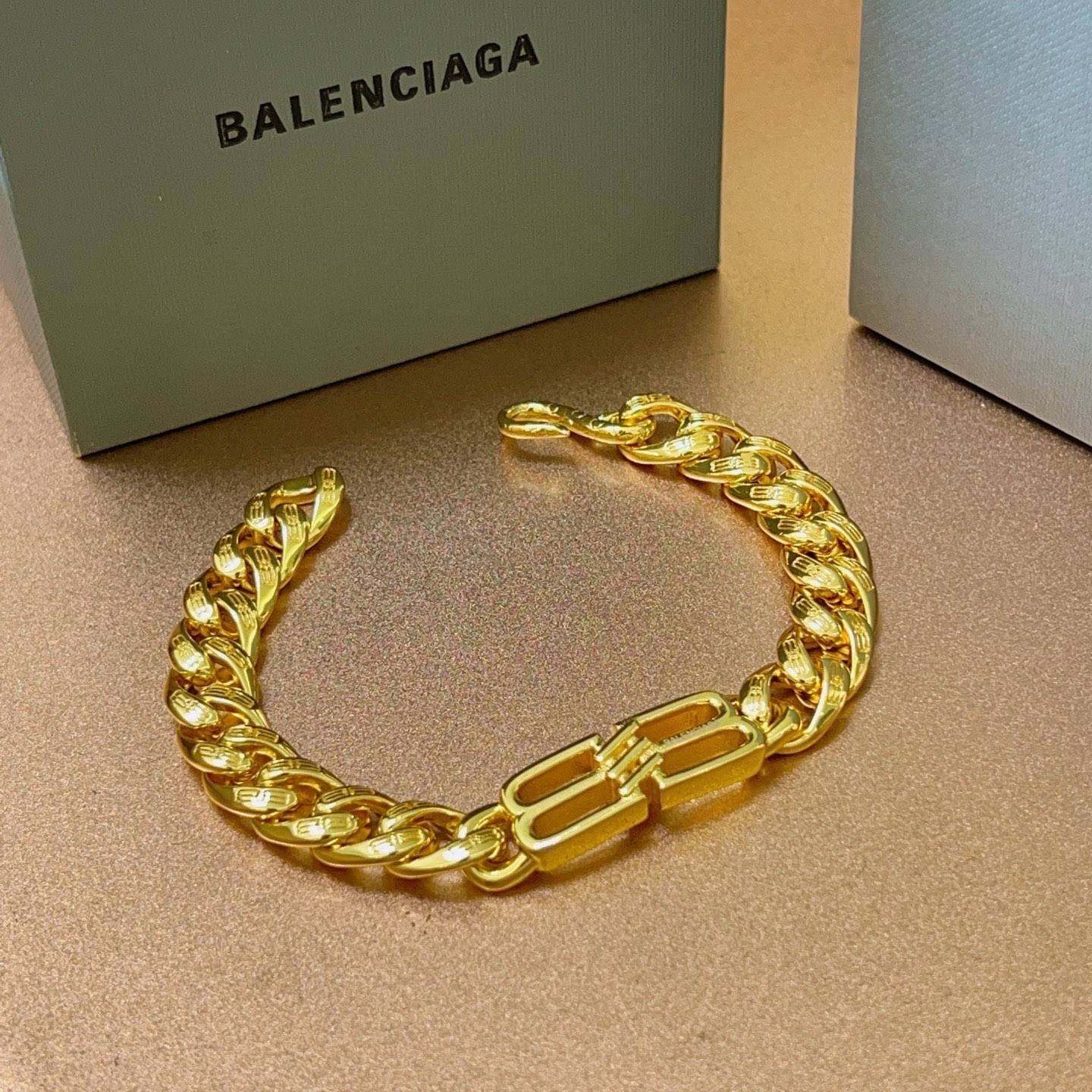 。 原单货🔹🔹新品 巴黎世家 Balenciaga手链🔹专柜一致巴黎世家手链 男士火爆款出货 设计独特 