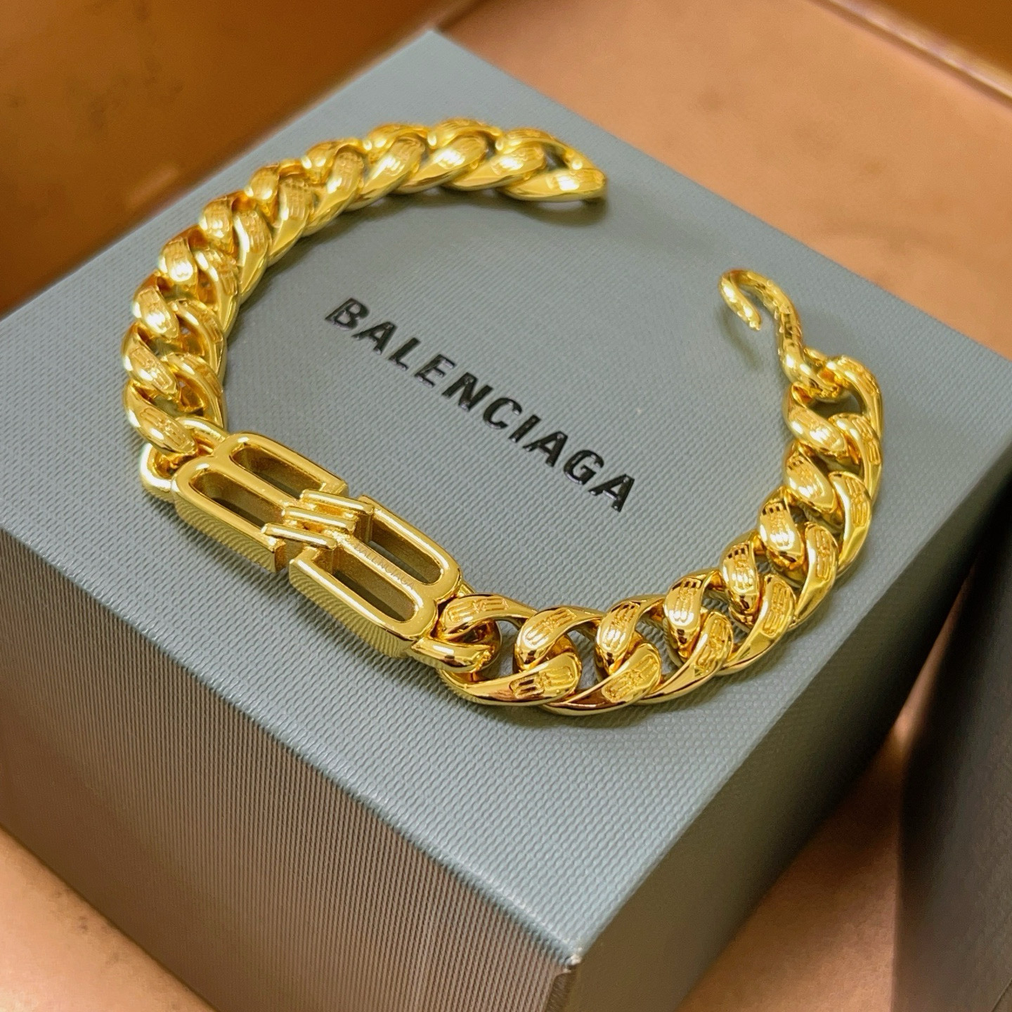 。 原单货🔹🔹新品 巴黎世家 Balenciaga手链🔹专柜一致巴黎世家手链 男士火爆款出货 设计独特 