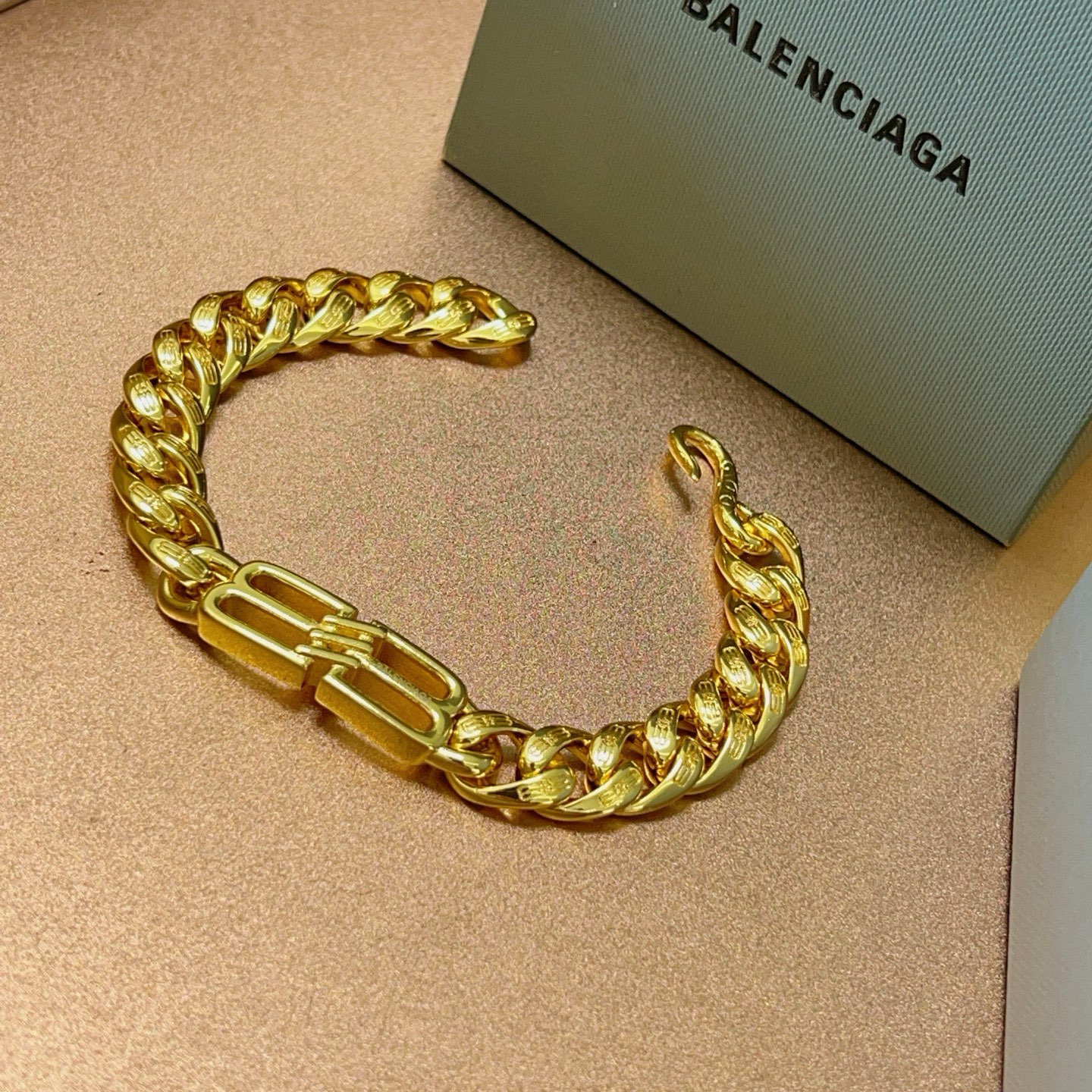。 原单货🔹🔹新品 巴黎世家 Balenciaga手链🔹专柜一致巴黎世家手链 男士火爆款出货 设计独特 