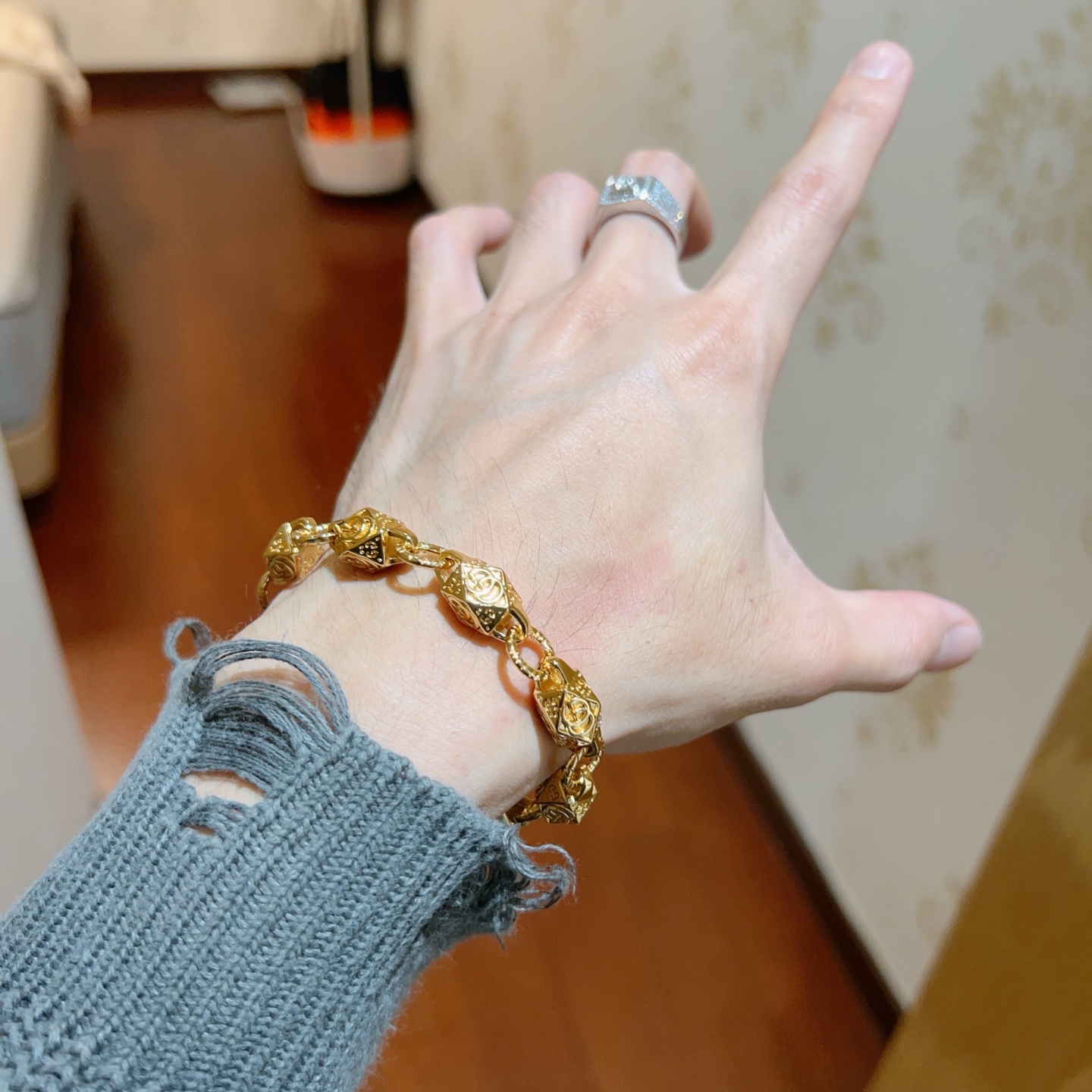 。 2025最新出炉土豪版手链 认准细节链身闪沙效果  独家高品质🌼 Gucci古驰手链最新款的经典款 