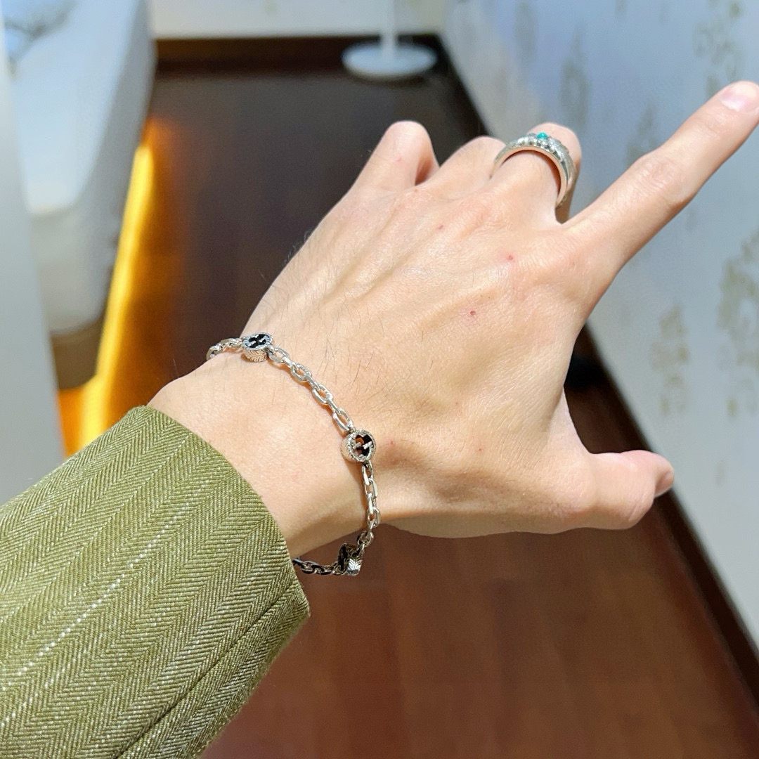 。 2025最新出炉🌼 Gucci古驰手链最新款的经典款 精致无论款式 质感 都是绝对的顶尖feel 只