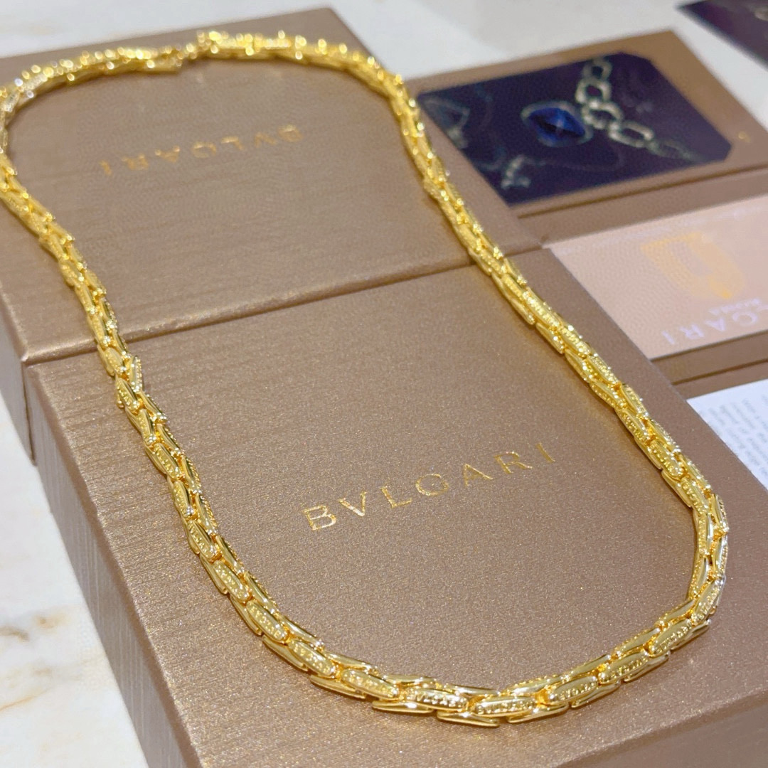 。宝格丽项链V金材质。BVLGARI宝格丽 DIVAS‘ DREAM 系列 品相完美，细节无敌，那种独特