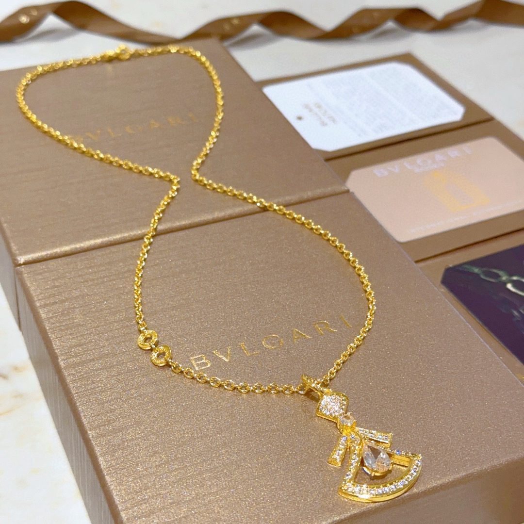 。宝格丽项链V金材质。BVLGARI宝格丽 DIVAS‘ DREAM 系列 品相完美，细节无敌，那种独特