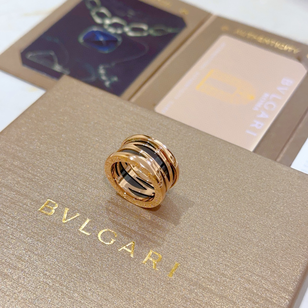 。宝格丽项链V金材质BVLGARI宝格丽 DIVAS‘ DREAM 系列 品相完美，细节无敌，那种独特的