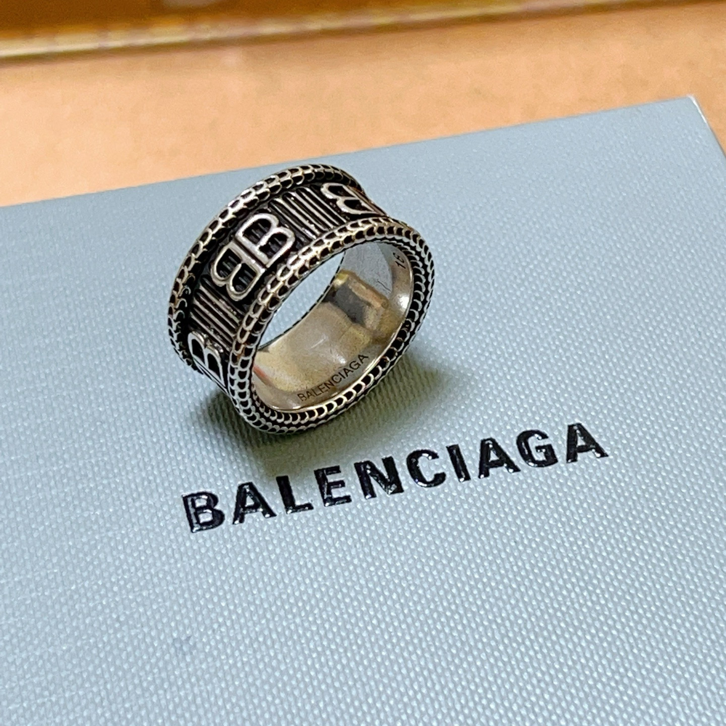 。 爆款原单货 新品 巴黎世家戒指 Balenciaga戒指专柜一致巴黎世家戒指火爆款出货 设计独特 简
