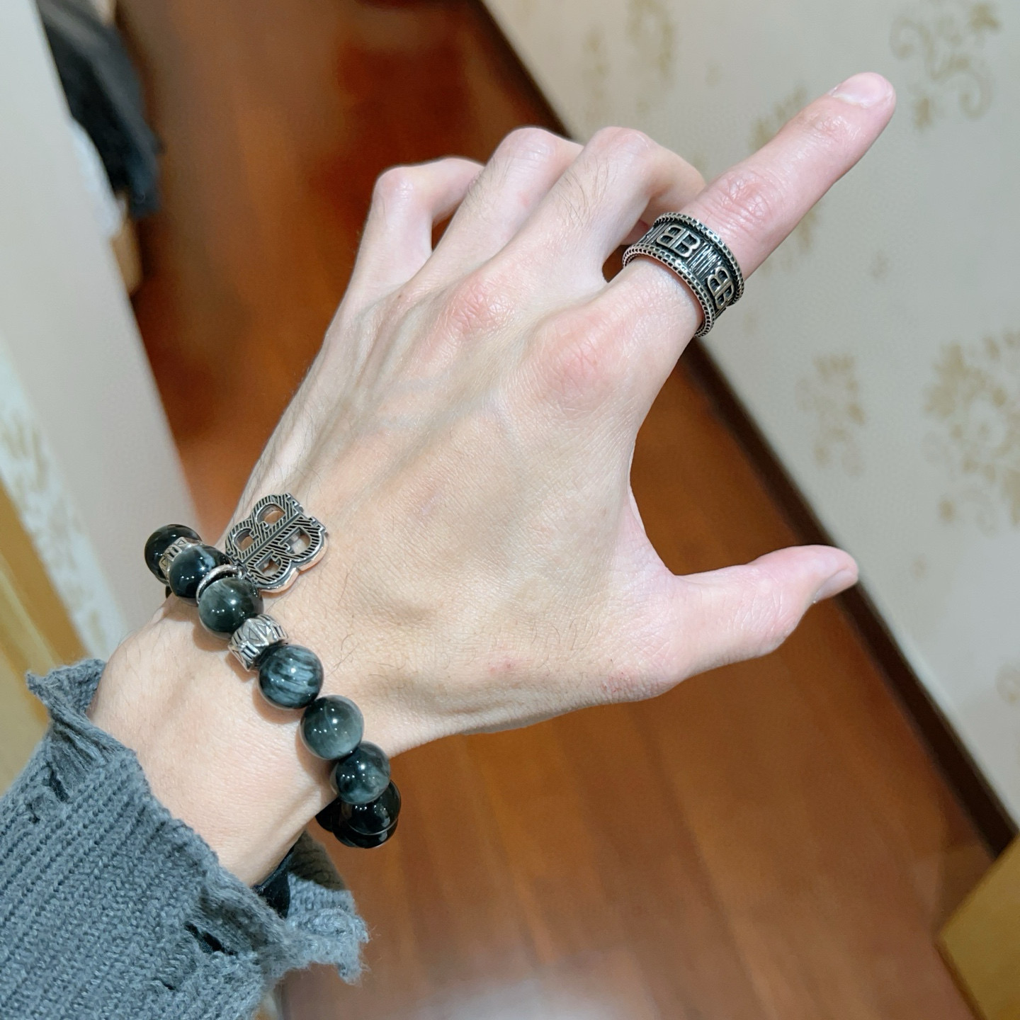 。 爆款原单货 新品 巴黎世家戒指 Balenciaga戒指专柜一致巴黎世家戒指火爆款出货 设计独特 简