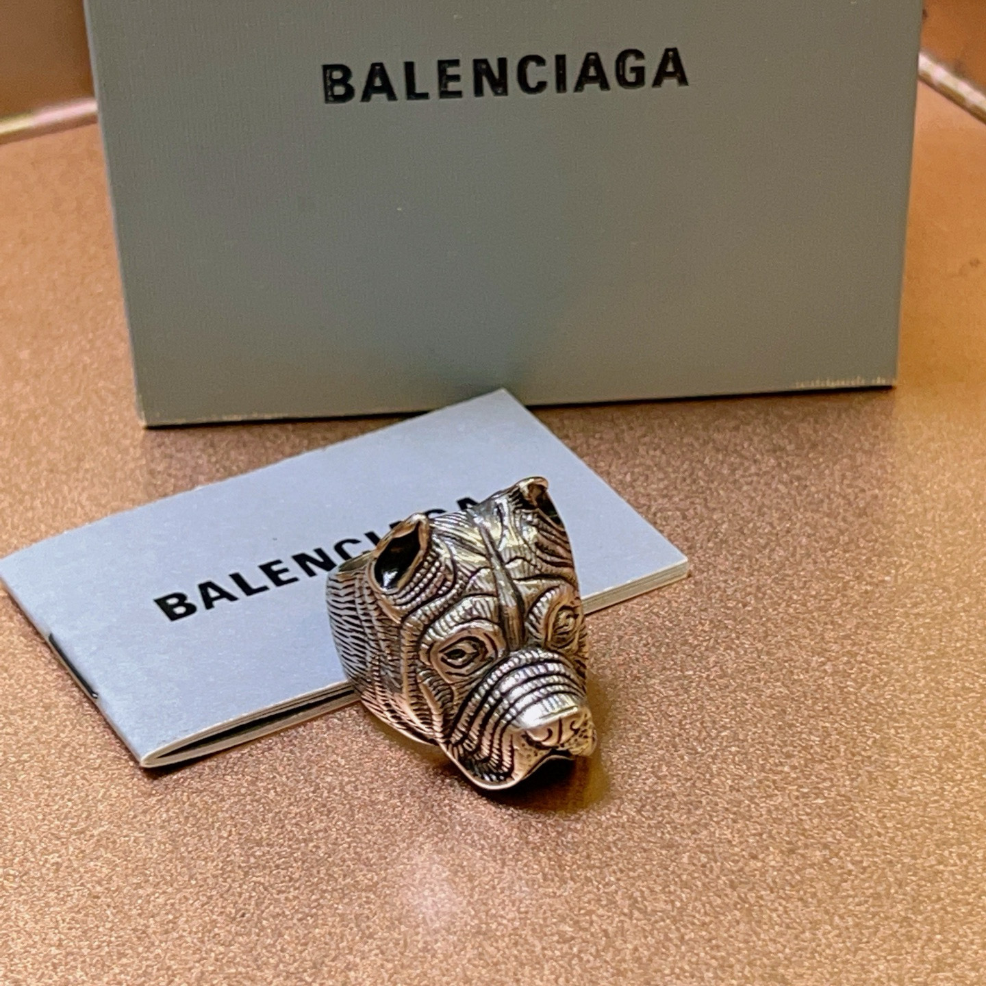 ❤️90包邮/原单代购级别
爆款原单货 新品 巴黎世家戒指 Balenciaga戒指专柜一致巴黎世家戒指火爆款出货 设计独特 简单大气 男女都可以佩戴 复古细节复刻  码数美码:7 8 9 10 11 港码:14 18 20 22 24  