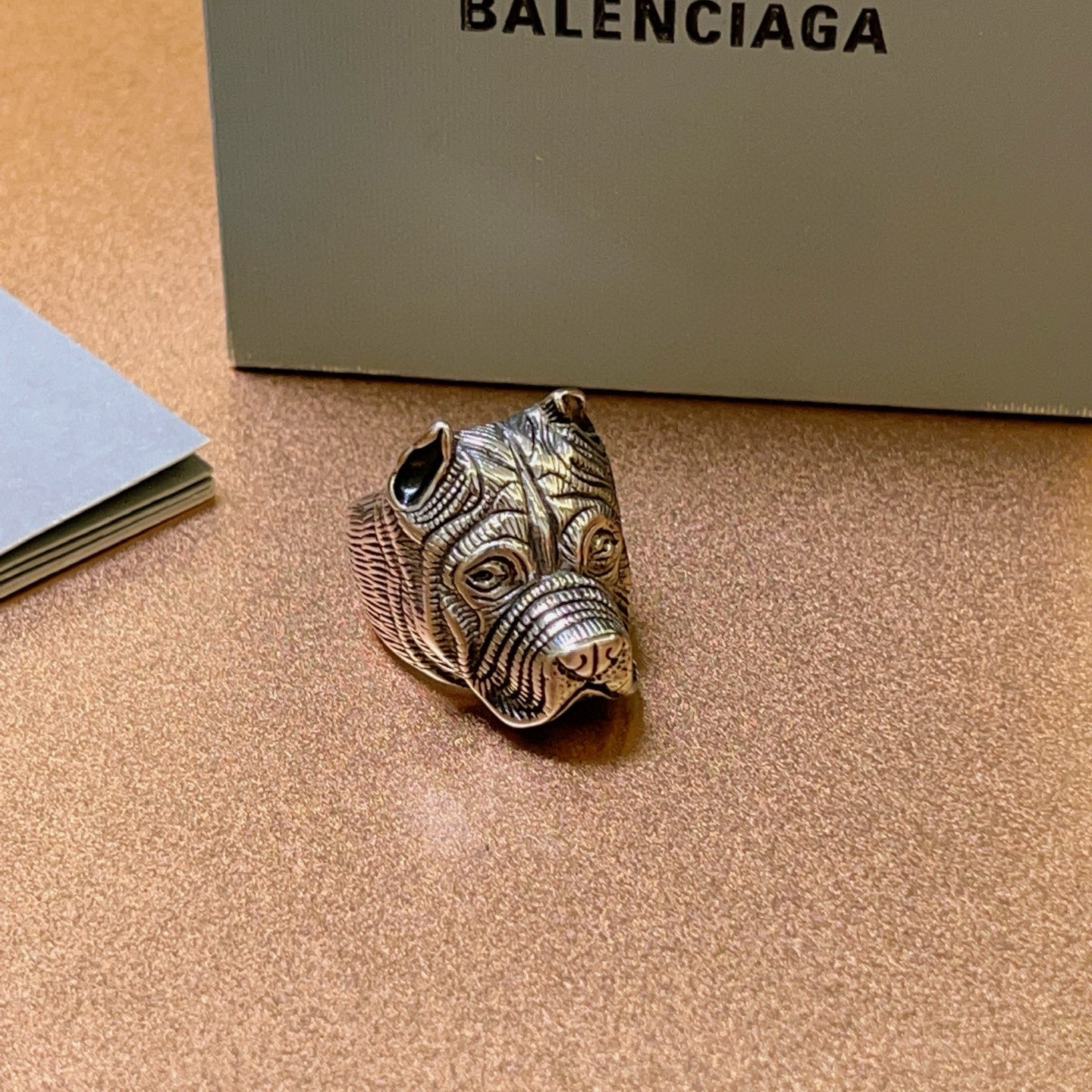 ❤️90包邮/原单代购级别
爆款原单货 新品 巴黎世家戒指 Balenciaga戒指专柜一致巴黎世家戒指火爆款出货 设计独特 简单大气 男女都可以佩戴 复古细节复刻  码数美码:7 8 9 10 11 港码:14 18 20 22 24  