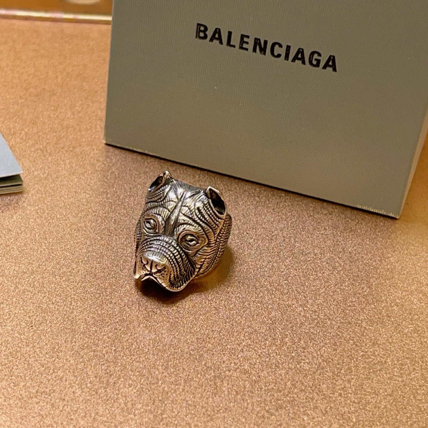 ❤️90包邮/原单代购级别
爆款原单货 新品 巴黎世家戒指 Balenciaga戒指专柜一致巴黎世家戒指火爆款出货 设计独特 简单大气 男女都可以佩戴 复古细节复刻  码数美码:7 8 9 10 11 港码:14 18 20 22 24  