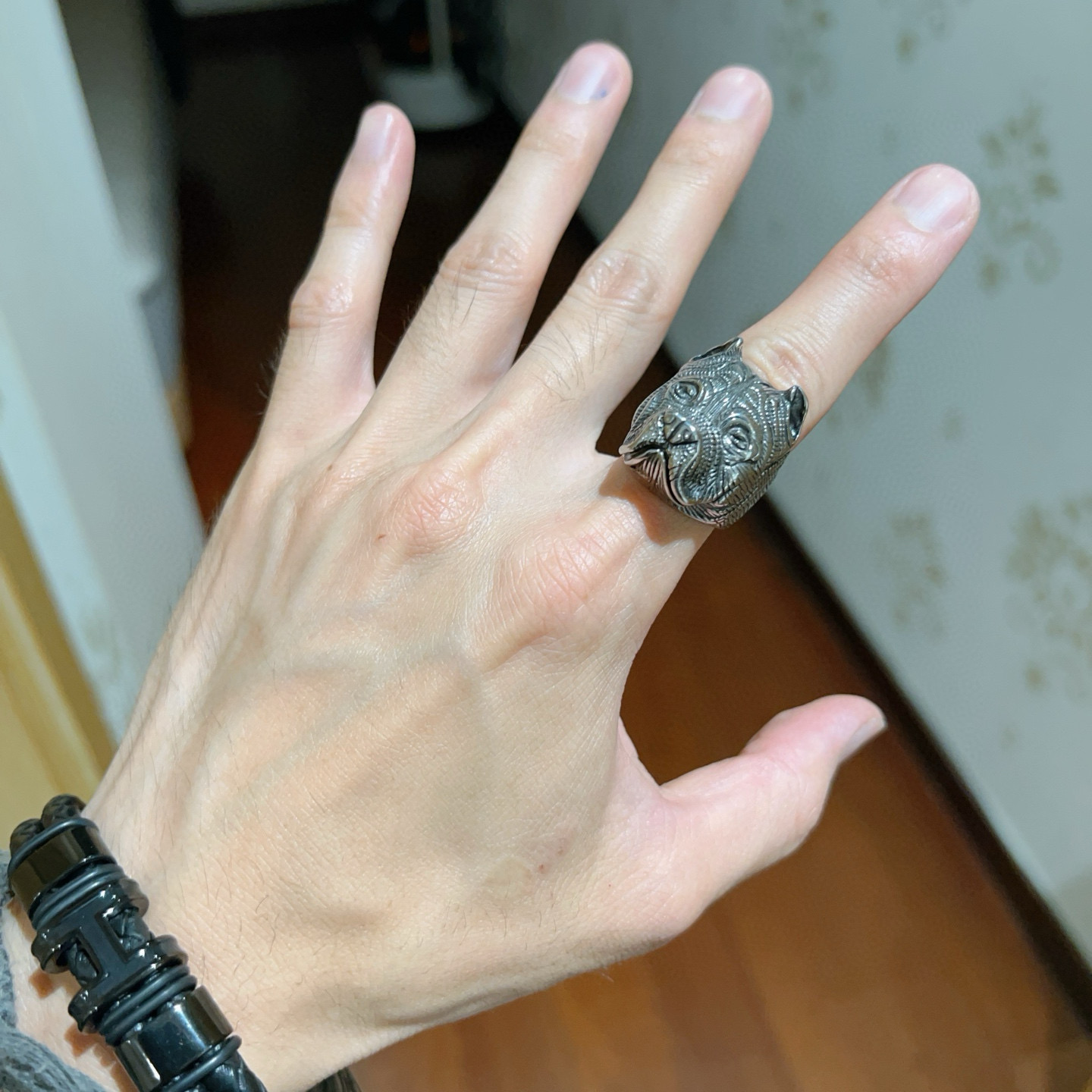 ❤️90包邮/原单代购级别
爆款原单货 新品 巴黎世家戒指 Balenciaga戒指专柜一致巴黎世家戒指火爆款出货 设计独特 简单大气 男女都可以佩戴 复古细节复刻  码数美码:7 8 9 10 11 港码:14 18 20 22 24  