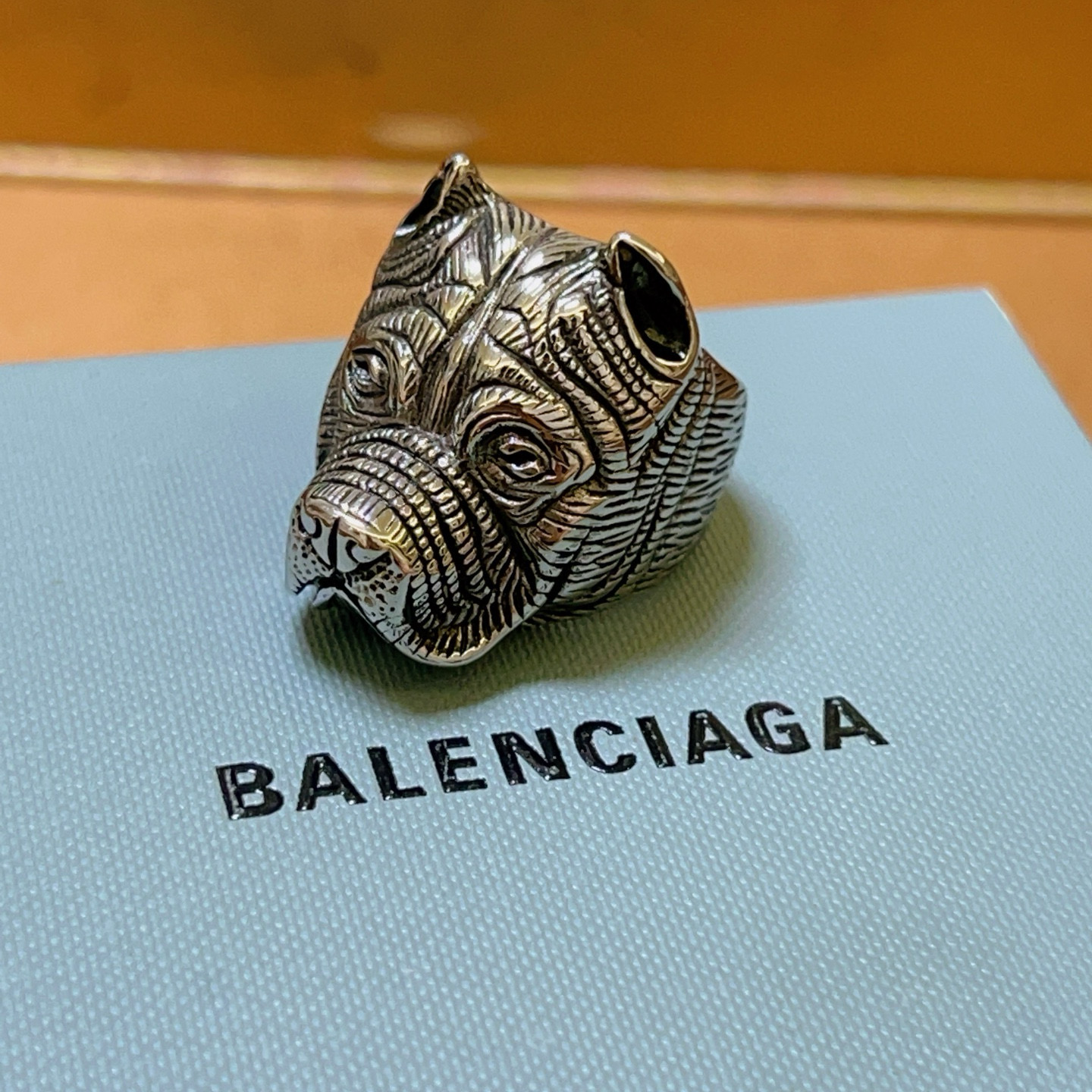 ❤️90包邮/原单代购级别
爆款原单货 新品 巴黎世家戒指 Balenciaga戒指专柜一致巴黎世家戒指火爆款出货 设计独特 简单大气 男女都可以佩戴 复古细节复刻  码数美码:7 8 9 10 11 港码:14 18 20 22 24  