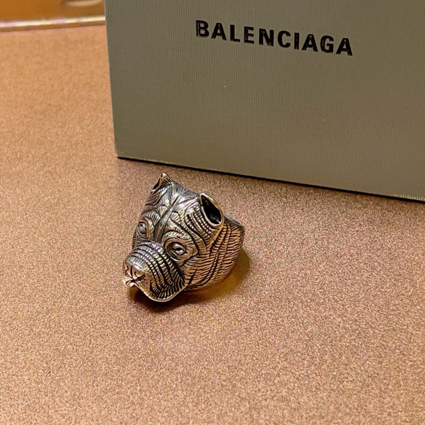 ❤️90包邮/原单代购级别
爆款原单货 新品 巴黎世家戒指 Balenciaga戒指专柜一致巴黎世家戒指火爆款出货 设计独特 简单大气 男女都可以佩戴 复古细节复刻  码数美码:7 8 9 10 11 港码:14 18 20 22 24  