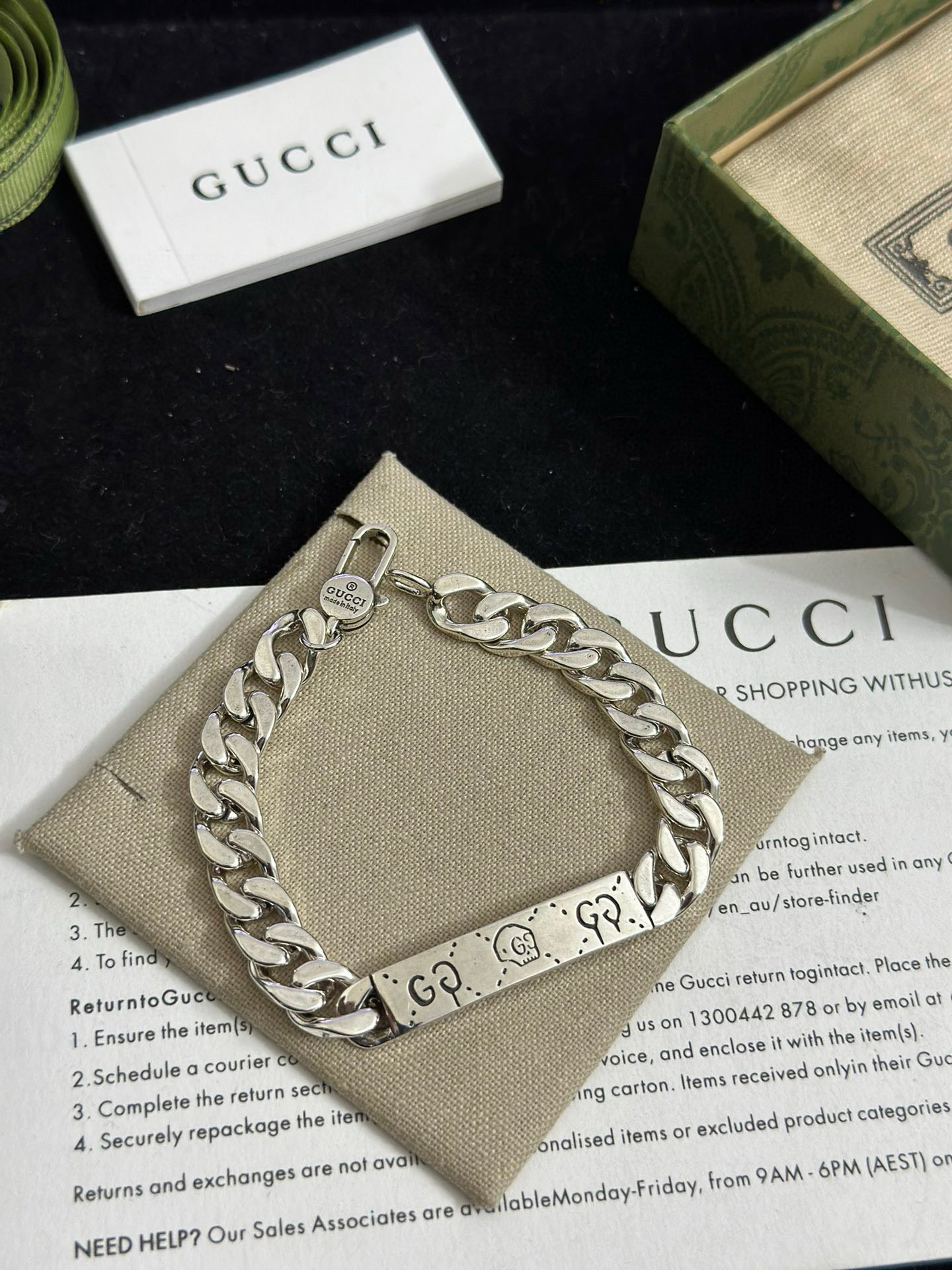 NO:381220,. The latest luxury Gucci bracelets are released. Customized by high-end brands. Ceiling in bracelets. Luxury lineup design concept. The latest classic style of Gucci bracelet. The exquisite and texture are absolutely top feel. Just take a look and you can understand the original logo. Super nice. The best choice for matching clothes, the same style as men and women. A must-have artifact. Number of 18.20.22.cm. Premium accessories, gucci, gucci, bracelet19860909批 . 最新出炉奢华古驰手链.高端品牌定制 手链中的天花板 豪华阵容设计理念 Gucci古驰手链最新款的经典款 精致无论款式 质感 都是绝对的顶尖feel 只要看一眼就懂了原版logo 超 nice 搭配衣服最佳的选择,男女同款 必备神器 码数18.20.22.厘米,饰品精品,gucci,gucci,bracelet,Jewelry