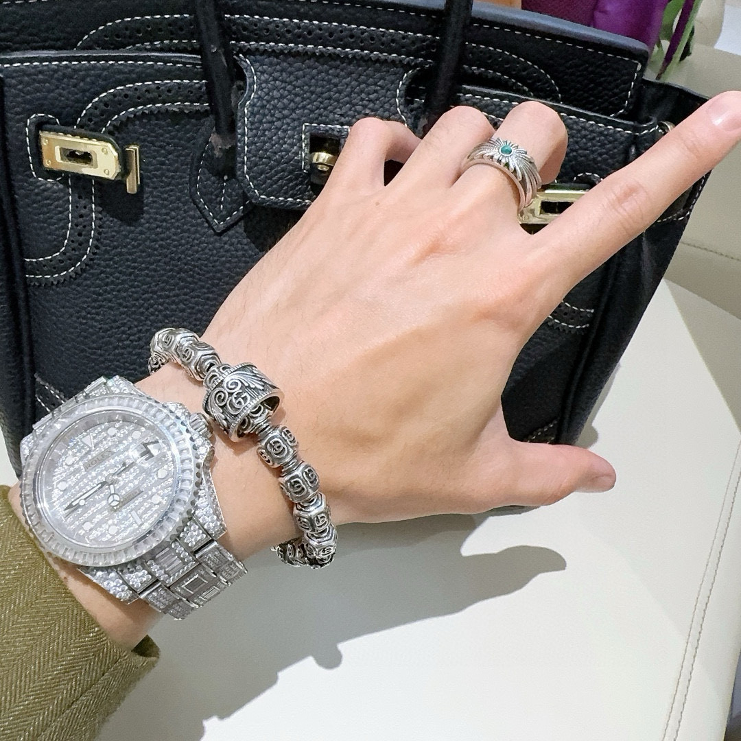 批165。 2025最新出炉土豪版手链 认准细节 独家高品质🌼 Gucci古驰手链最新款的经典款 精致无论款式 质感 都是绝对的顶尖feel 只要看一眼就懂了   超 nice 搭配衣服最佳的选择，男女同款必备神器 码数17到24公分