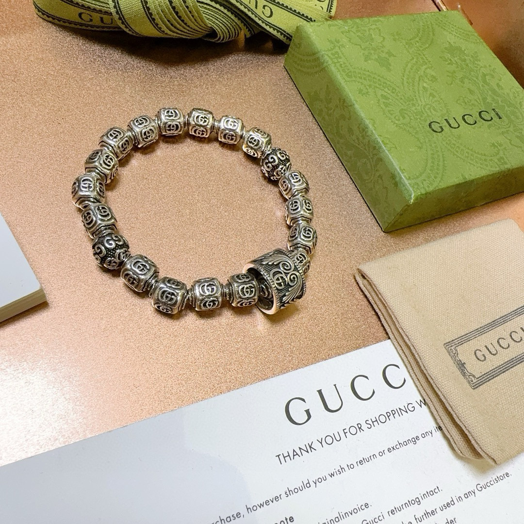 批165。 2025最新出炉土豪版手链 认准细节 独家高品质🌼 Gucci古驰手链最新款的经典款 精致无论款式 质感 都是绝对的顶尖feel 只要看一眼就懂了   超 nice 搭配衣服最佳的选择，男女同款必备神器 码数17到24公分