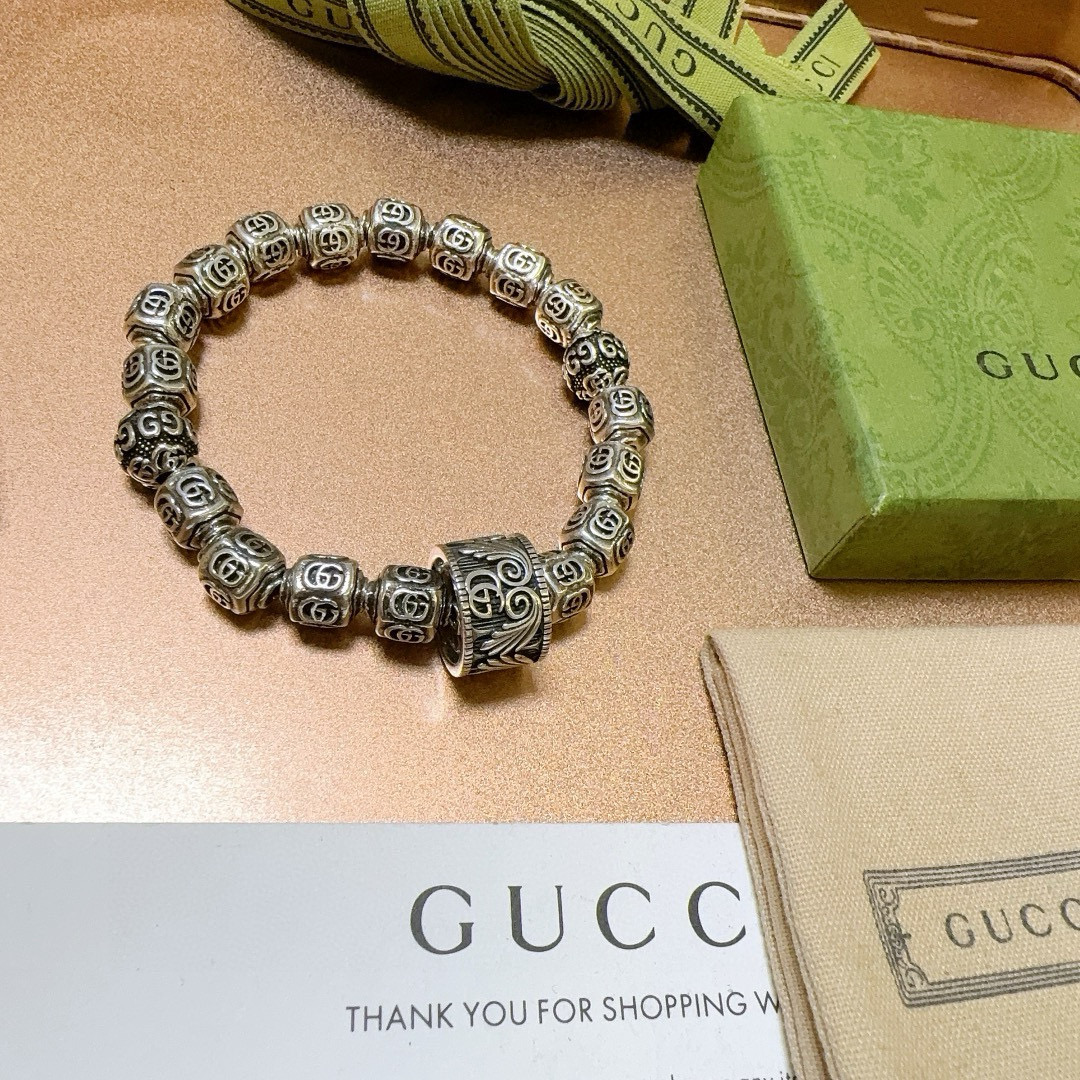 批165。 2025最新出炉土豪版手链 认准细节 独家高品质🌼 Gucci古驰手链最新款的经典款 精致无论款式 质感 都是绝对的顶尖feel 只要看一眼就懂了   超 nice 搭配衣服最佳的选择，男女同款必备神器 码数17到24公分