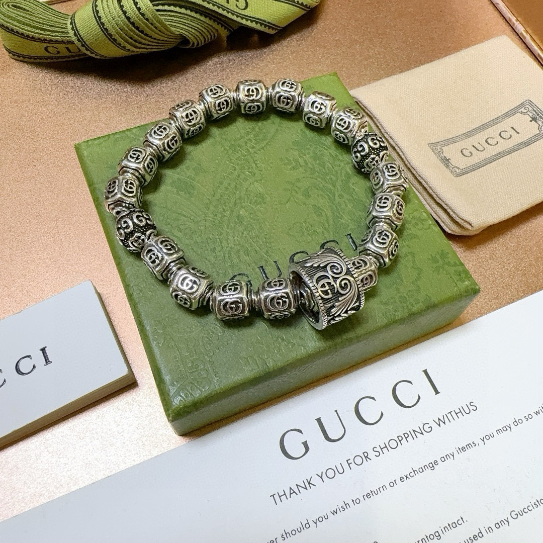 批165。 2025最新出炉土豪版手链 认准细节 独家高品质🌼 Gucci古驰手链最新款的经典款 精致无论款式 质感 都是绝对的顶尖feel 只要看一眼就懂了   超 nice 搭配衣服最佳的选择，男女同款必备神器 码数17到24公分