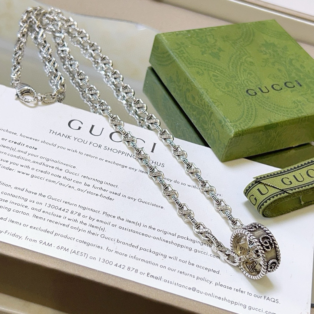 批135 2025新品发布👒不爆不发 抖音带货网红首选 𝐆𝐮𝐜𝐜𝐢古驰项链最新款链条档次更高明星同款Anger Forest系列双g复古吊坠高端项链
让高档的衣服搭配更有气质 出去更有牌面和个性
细节对版做旧处理 非市面亮面版型
这款一直在出 古驰里面热卖款 非常好搭配