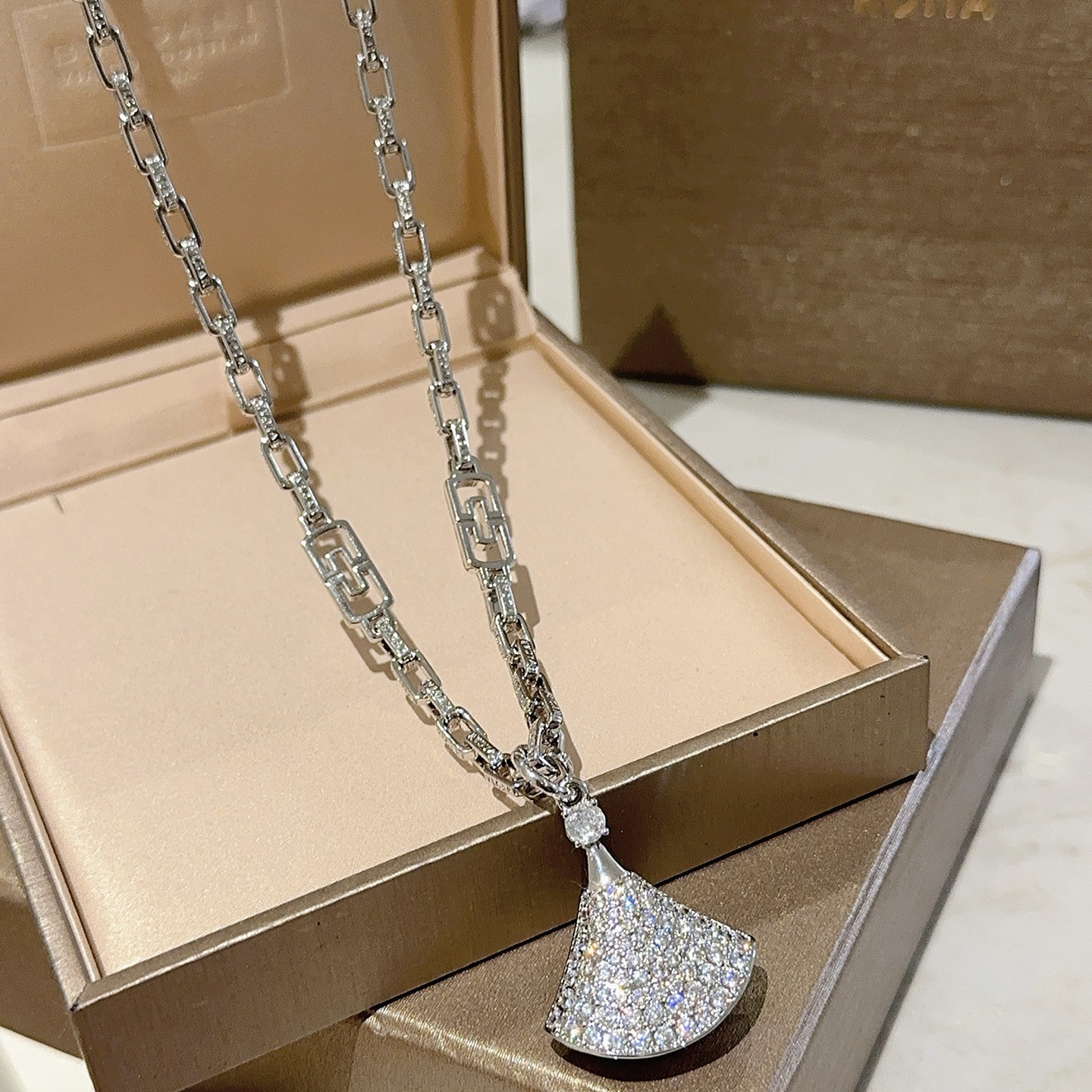 NO:381229,Bulgari necklace V gold material BVLGARI DIVAS’ DREAM series Perfect appearance and invincible details. The unique color is completely impeccable, and is decorated with a classic ring shape design. It is simple but elegant and eye-catching. The combination of V gold makes the complexion more elegant and charming. The same style as men and women Bulgari necklace, jewelry boutique, bottega veneta, bvlgari, bvlgari, necklace19860909批 宝格丽项链V金材质 BVLGARI宝格丽 DIVAS‘ DREAM 系列 品相完美,细节无敌,那种独特的色泽完全无可挑剔,再缀以经典指环外形设计,简约之余却又优雅夺目,V金的组合更显气色,上身雅致动人.男女同款 宝格丽项链,饰品精品,bottega veneta,bvlgari,bvlgari,necklace,Jewelry