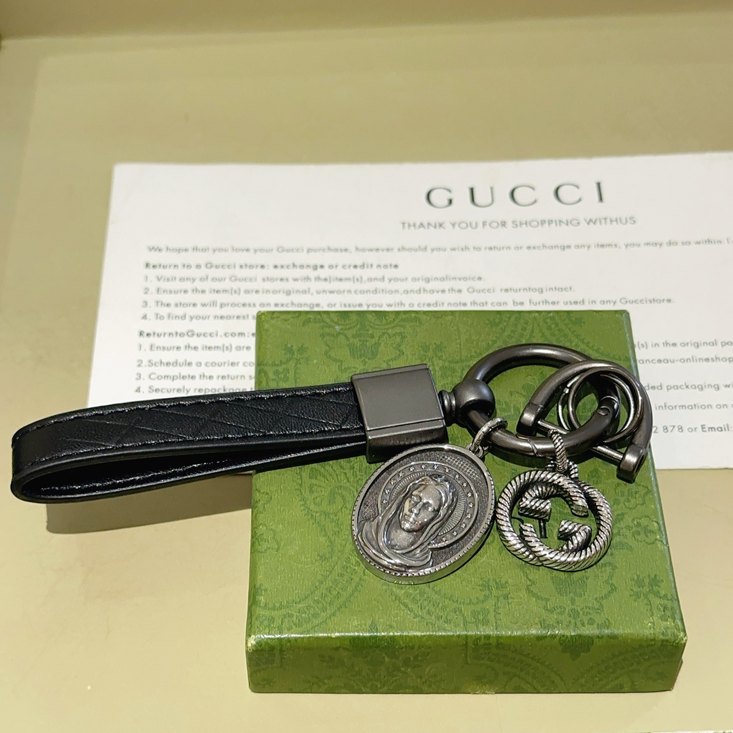 批95   新品发布 👒𝐆𝐮𝐜𝐜𝐢古驰钥匙扣 古驰包包扣 最新款包包挂饰档次更高明星同款Anger Forest系列双G经典款联名设计理念钥匙扣系列
细节对版做旧处理 非市面亮面版型 
这款一直在出 古驰里面热卖款 非常好搭配潮流背包👔🥿