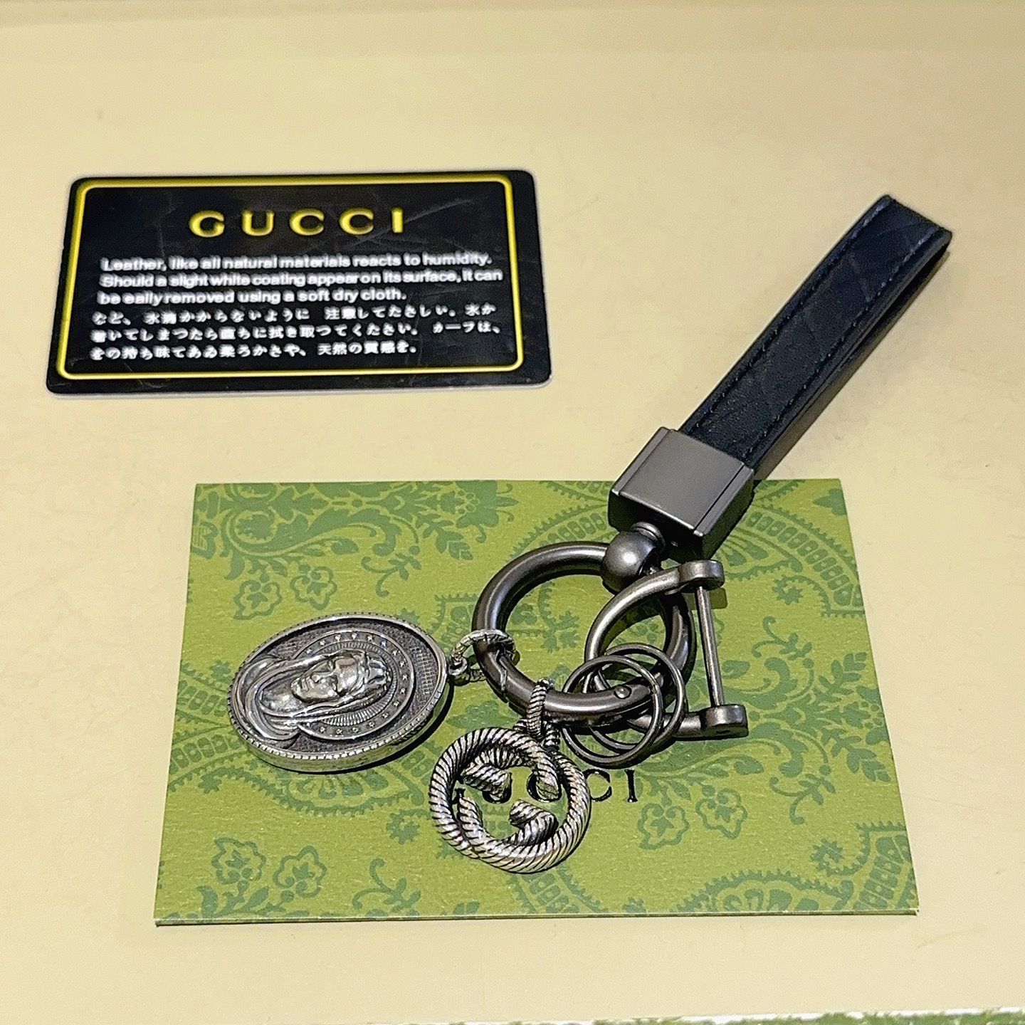 批95   新品发布 👒𝐆𝐮𝐜𝐜𝐢古驰钥匙扣 古驰包包扣 最新款包包挂饰档次更高明星同款Anger Forest系列双G经典款联名设计理念钥匙扣系列
细节对版做旧处理 非市面亮面版型 
这款一直在出 古驰里面热卖款 非常好搭配潮流背包👔🥿