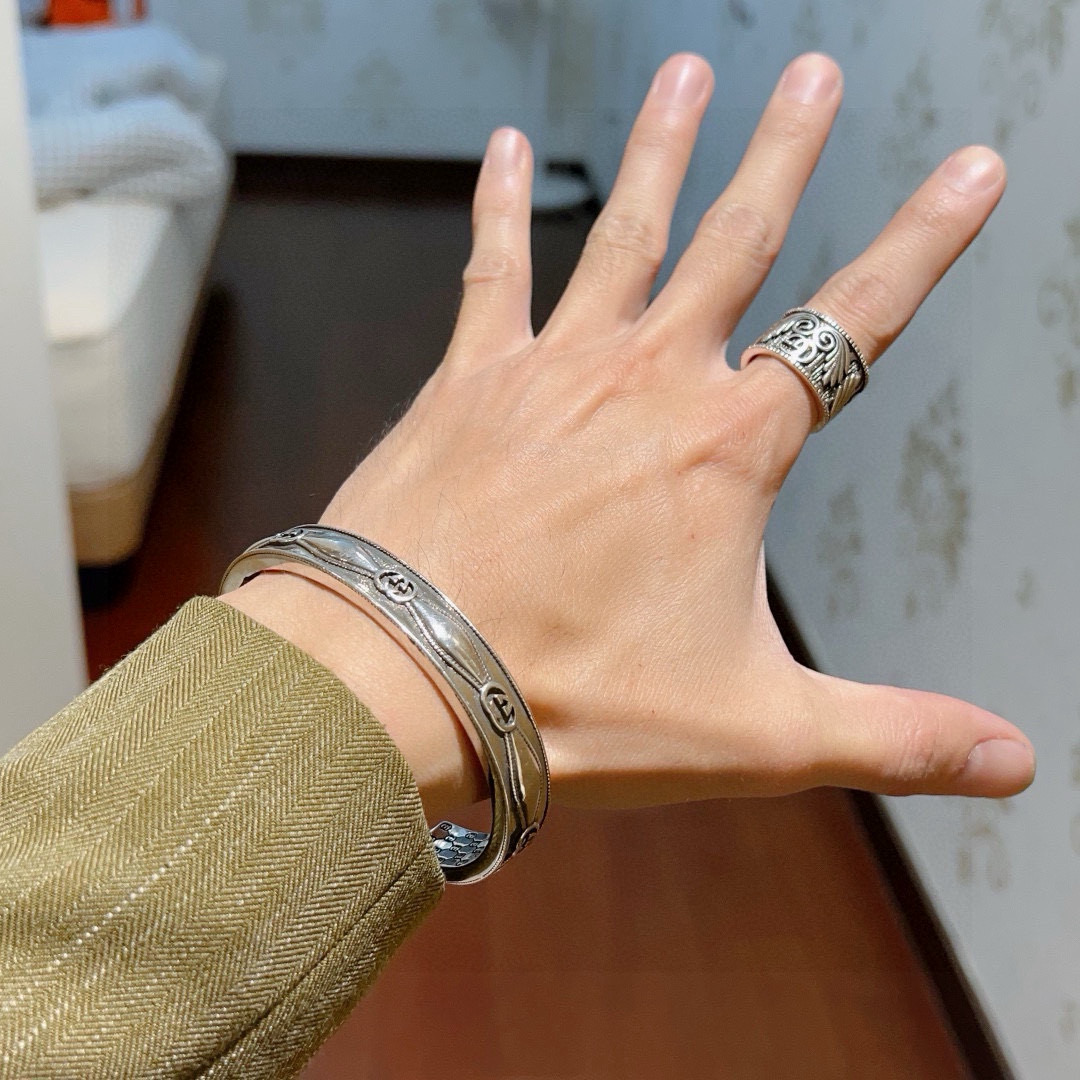 Vintage Gucci Bracelet Collection Featuring Charlatan Bracelets in New Design - 图片 3