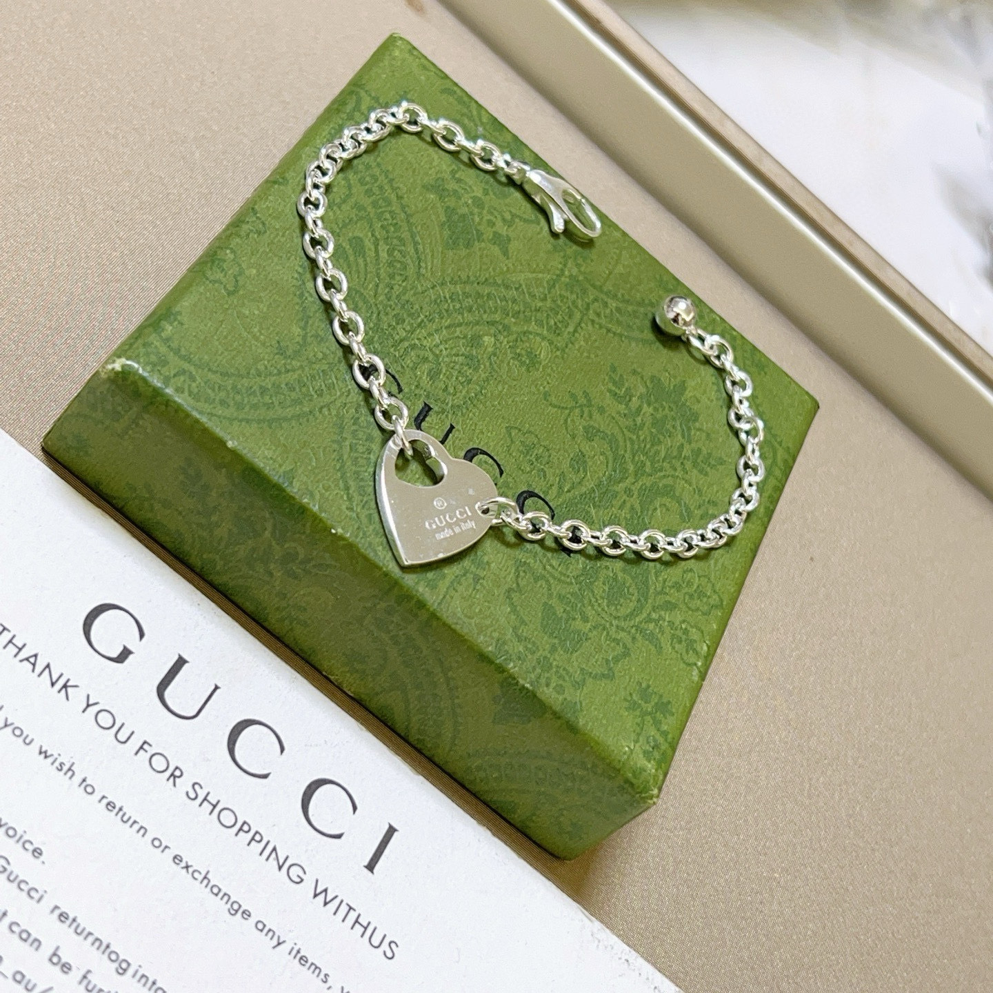 Gucci古驰手链 - 精致なデザインと高級感を兼ね備えた必須アイテム