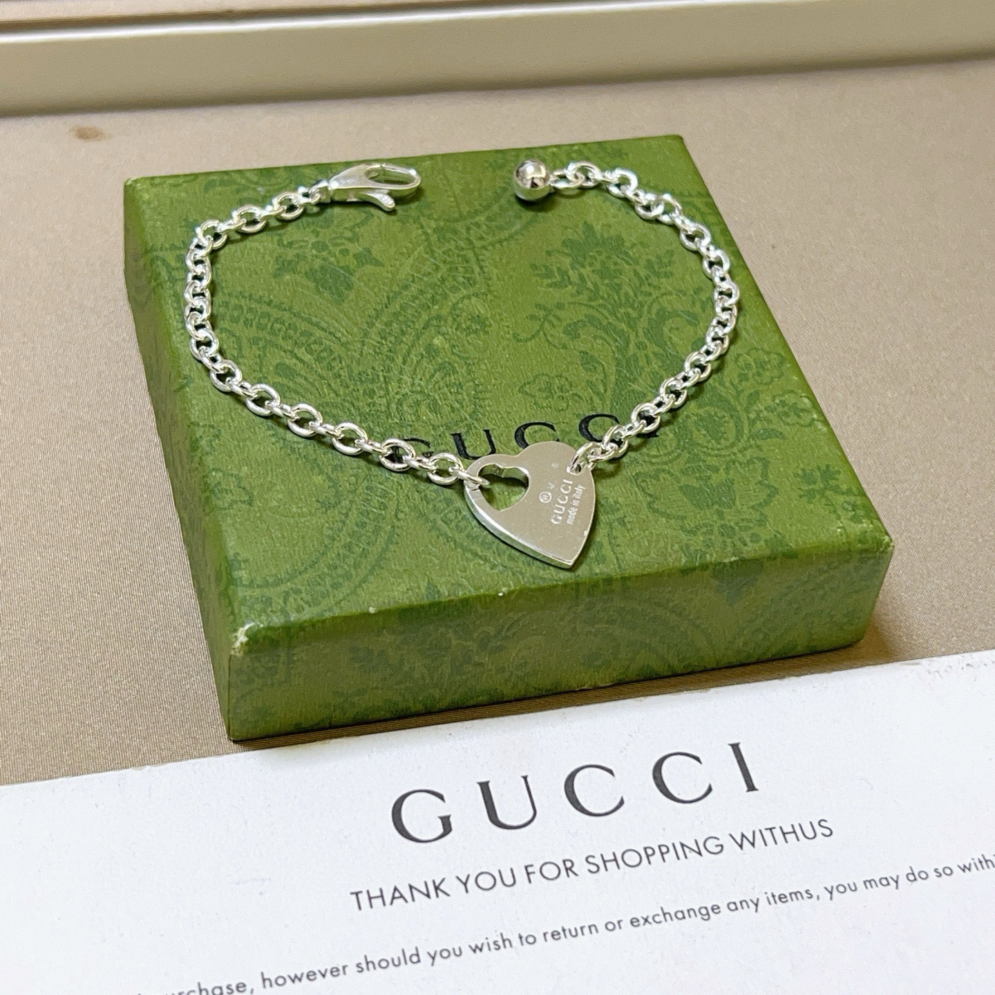 Gucci古驰手链 - 精致なデザインと高級感を兼ね備えた必須アイテム