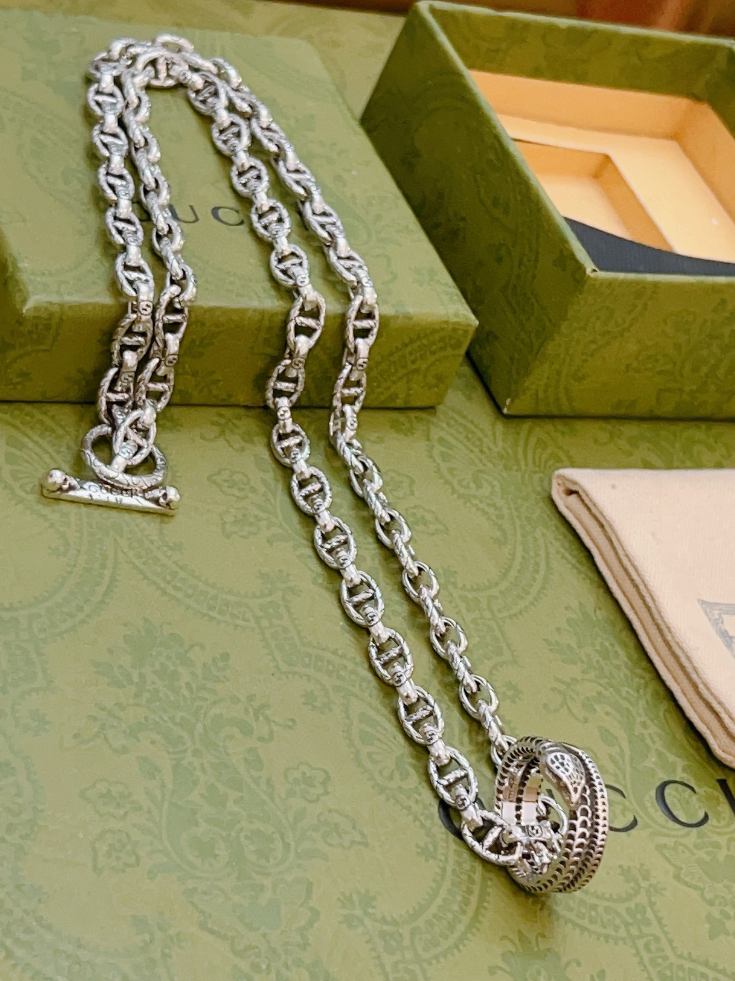 Gucci古驰双G蛇圈吊坠ネックレス - Anger Forestシリーズ