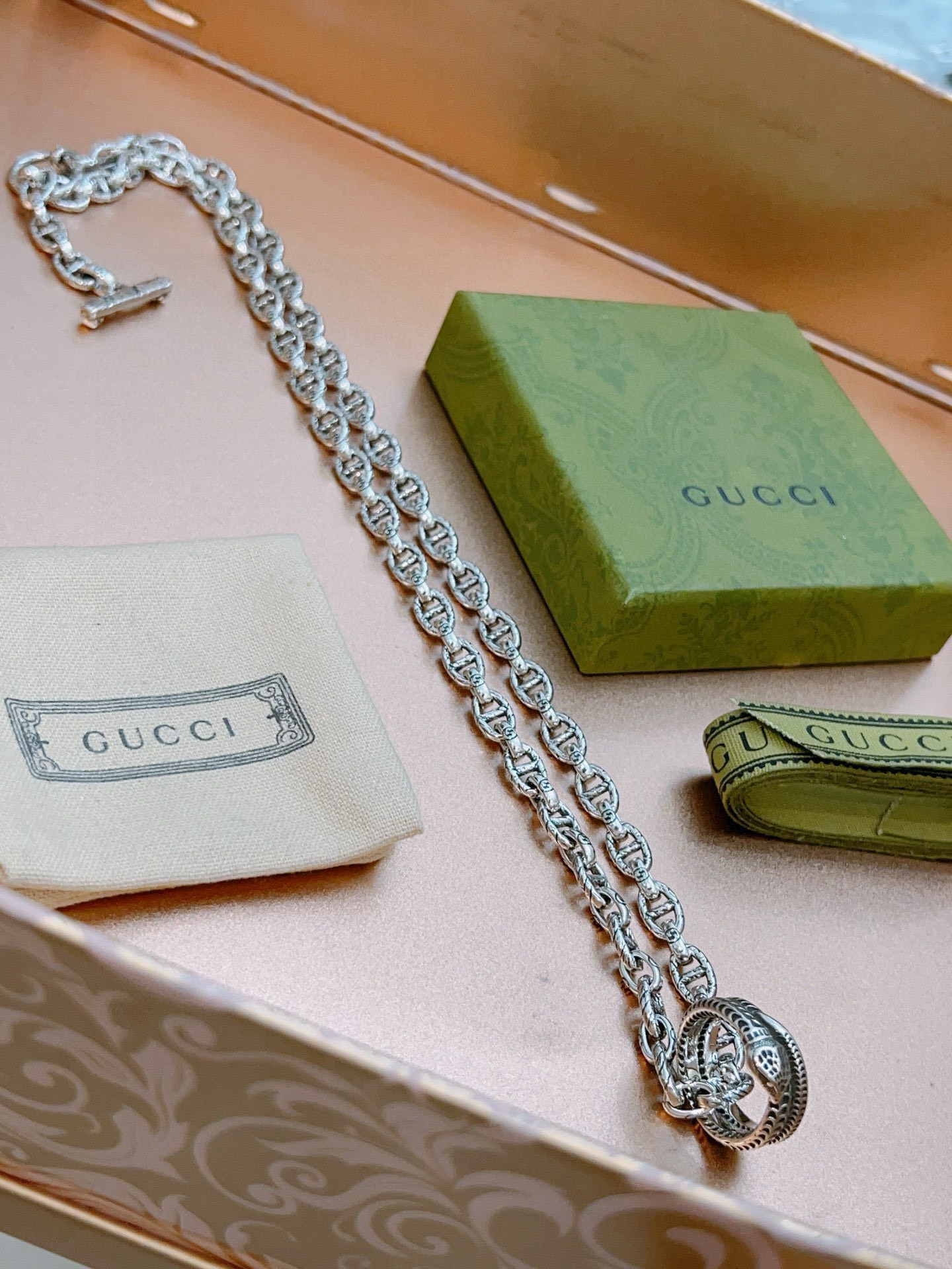 Gucci古驰双G蛇圈吊坠ネックレス - Anger Forestシリーズ