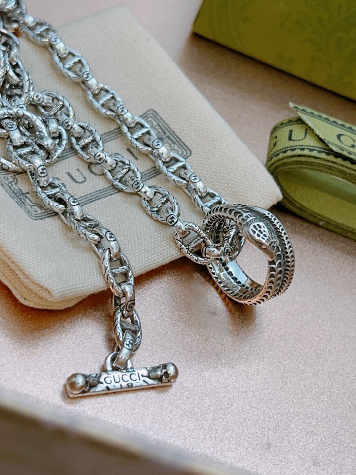 Gucci古驰双G蛇圈吊坠ネックレス - Anger Forestシリーズ