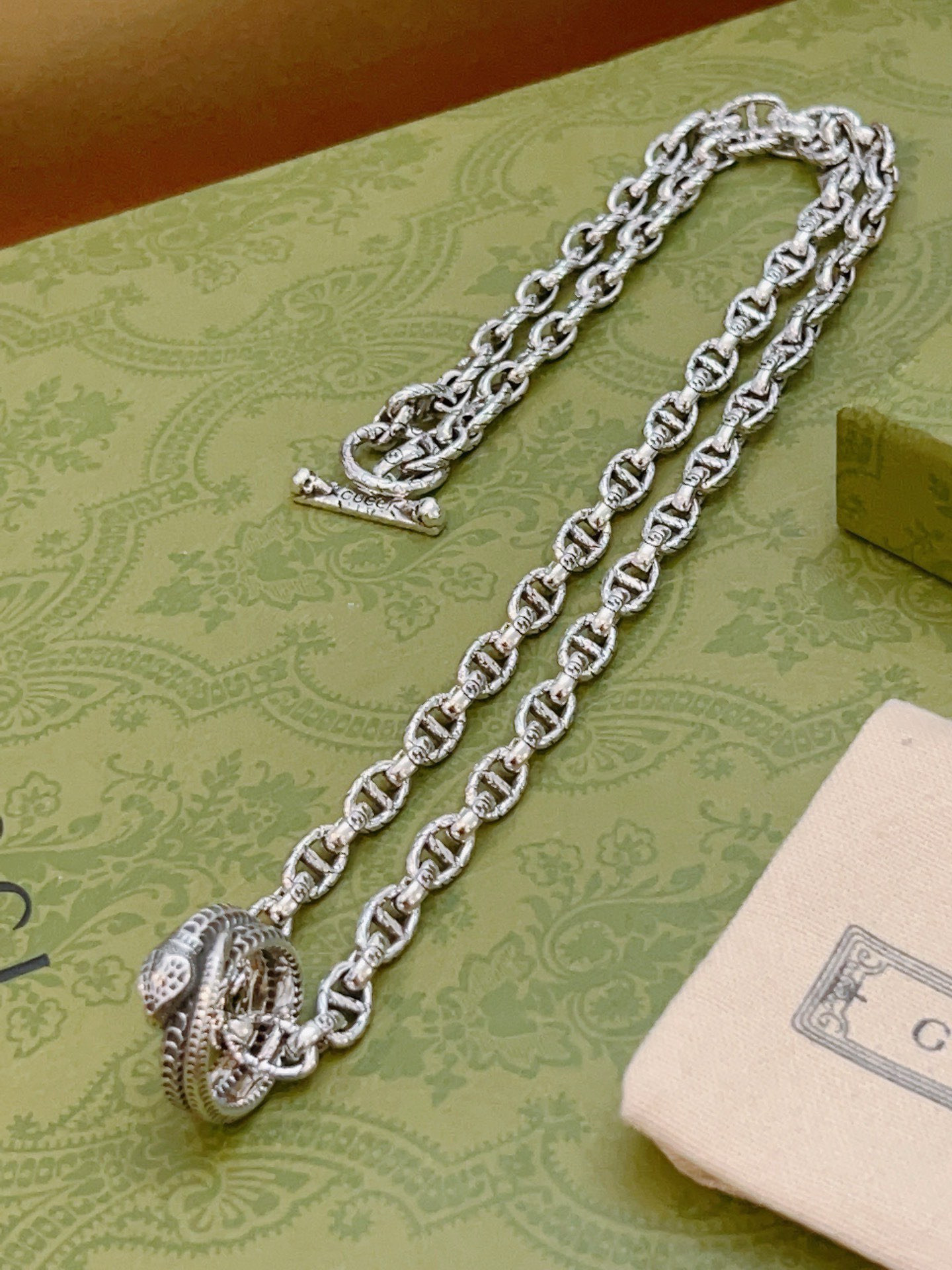 Gucci古驰双G蛇圈吊坠ネックレス - Anger Forestシリーズ