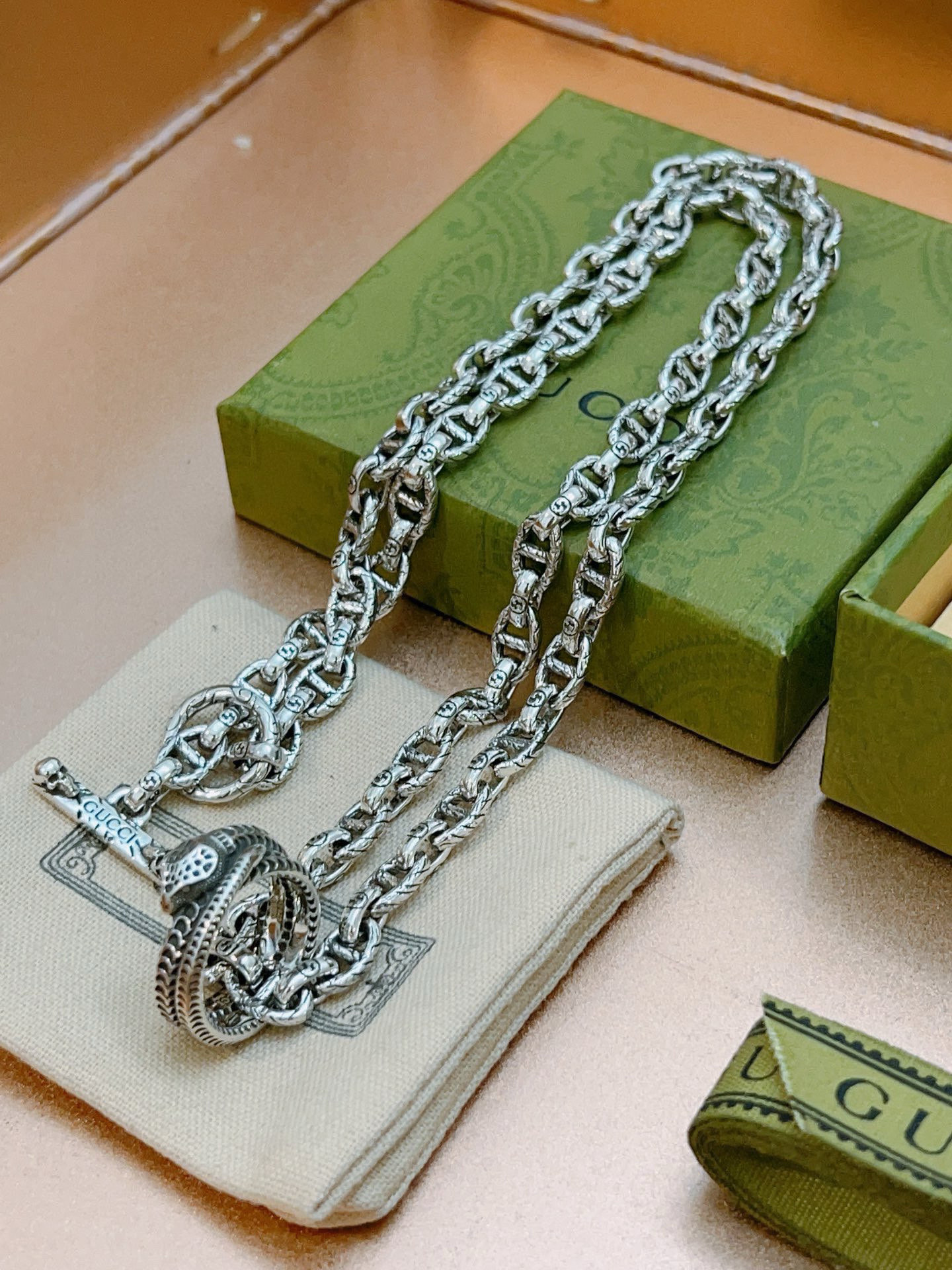 Gucci古驰双G蛇圈吊坠ネックレス - Anger Forestシリーズ