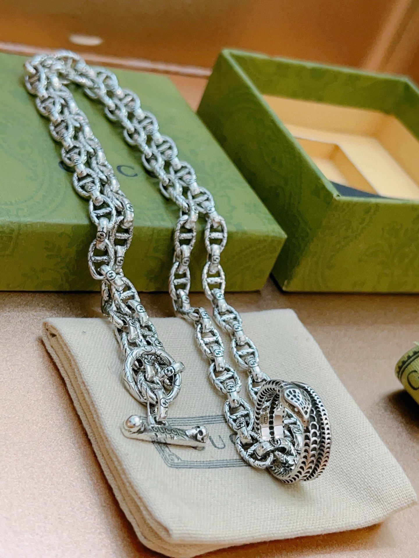 Gucci古驰双G蛇圈吊坠ネックレス - Anger Forestシリーズ