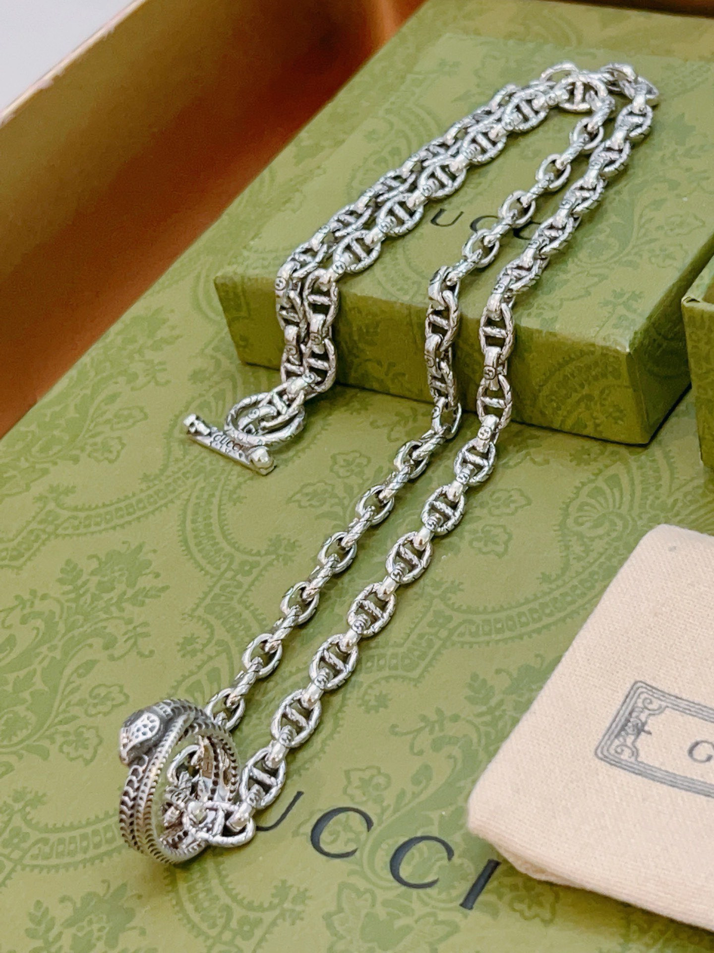 Gucci古驰双G蛇圈吊坠ネックレス - Anger Forestシリーズ