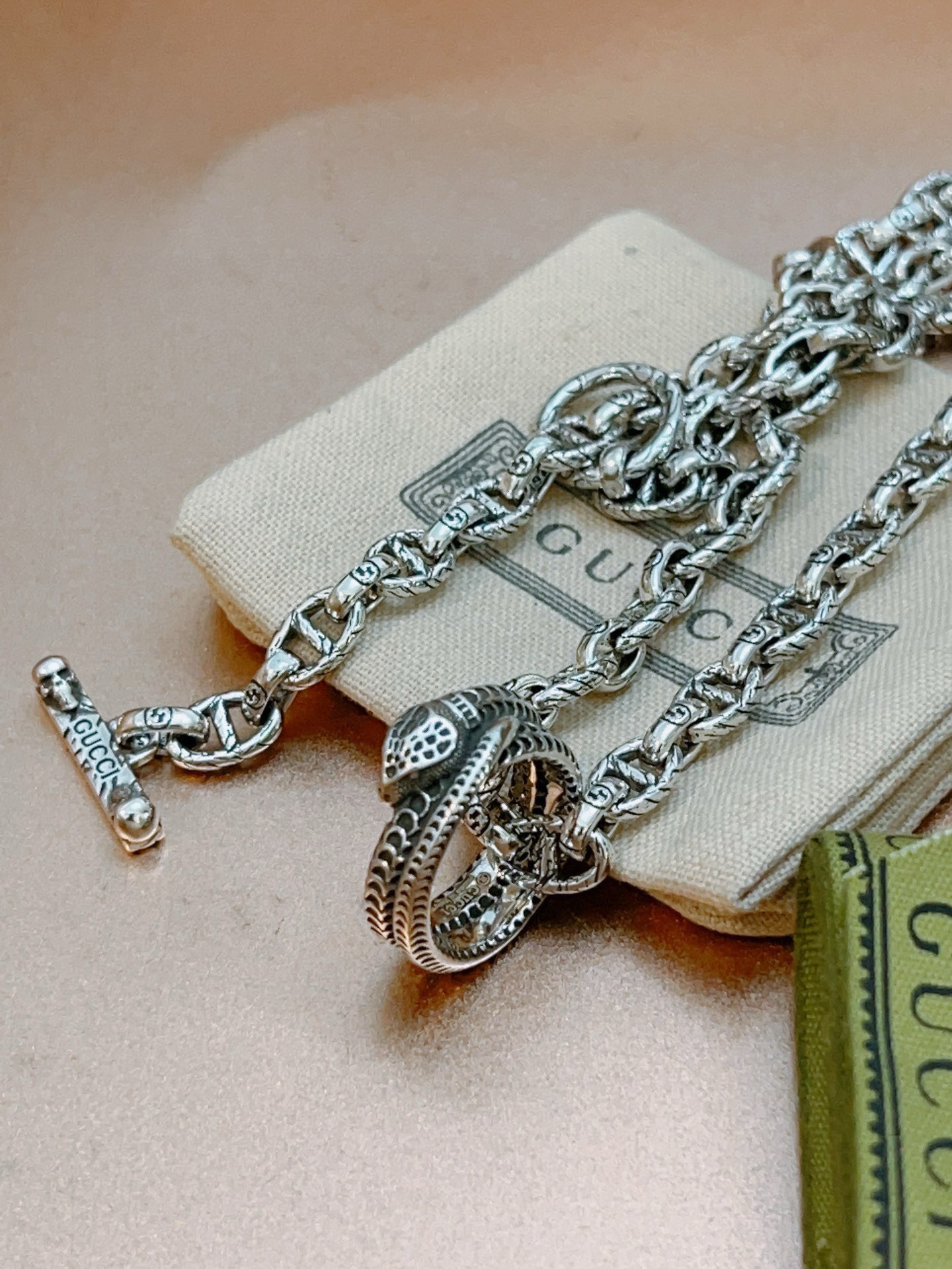 Gucci古驰双G蛇圈吊坠ネックレス - Anger Forestシリーズ