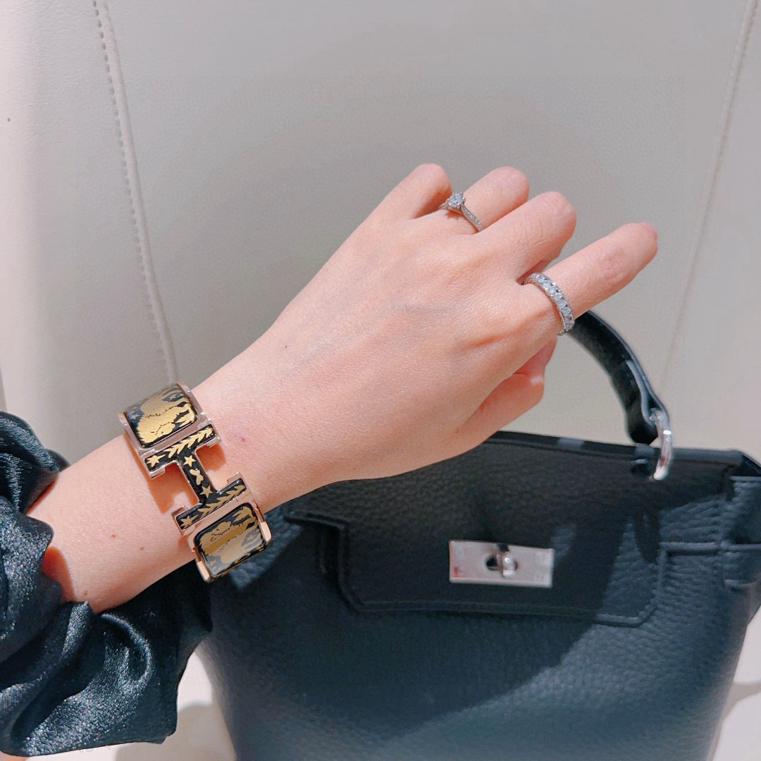 “Handmade 20mm Wide Hermes Emas Bracelet: Master Craftsmanship, Goddess-Approved Luxury with Gold Accents” - 图片 6