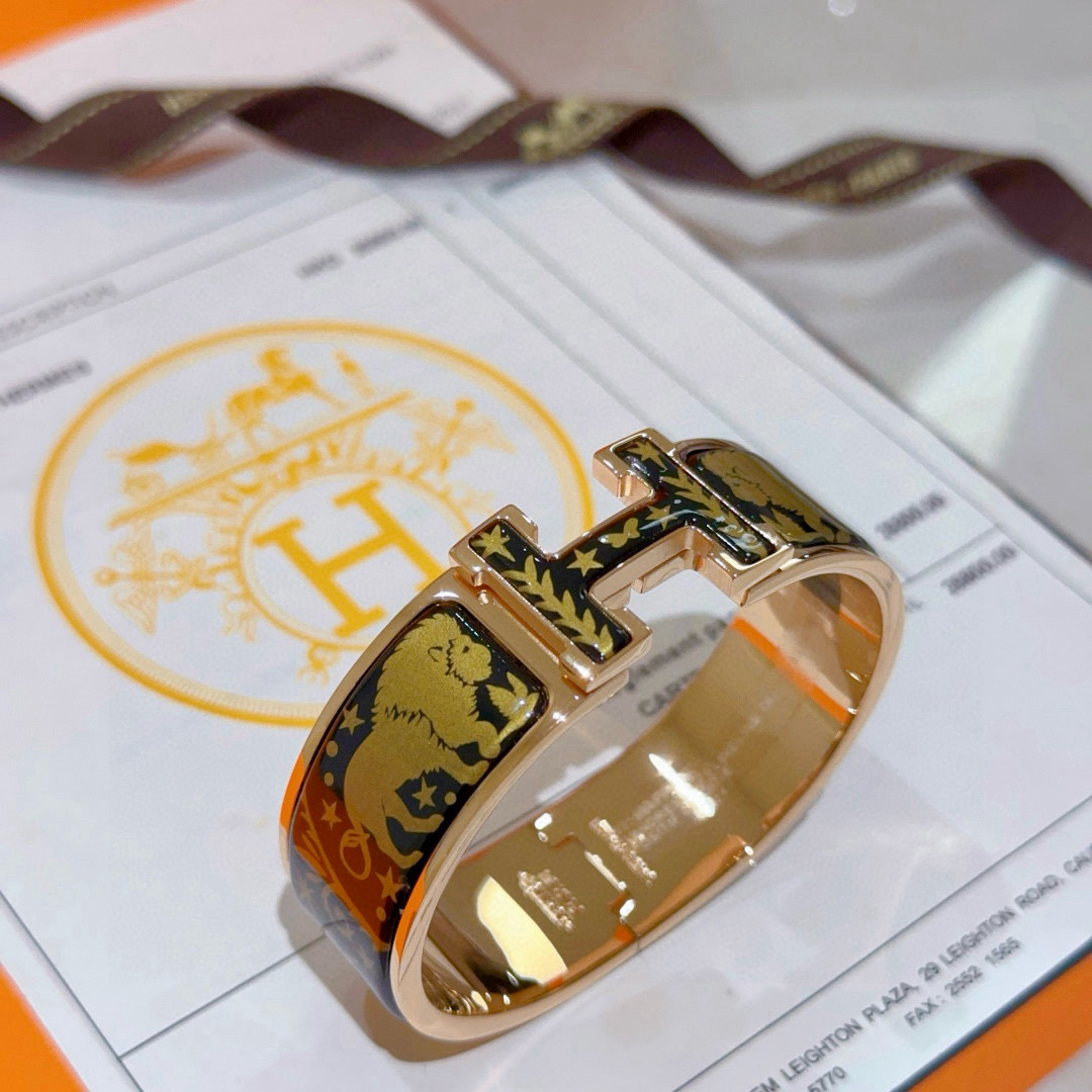 “Handmade 20mm Wide Hermes Emas Bracelet: Master Craftsmanship, Goddess-Approved Luxury with Gold Accents” - 图片 5