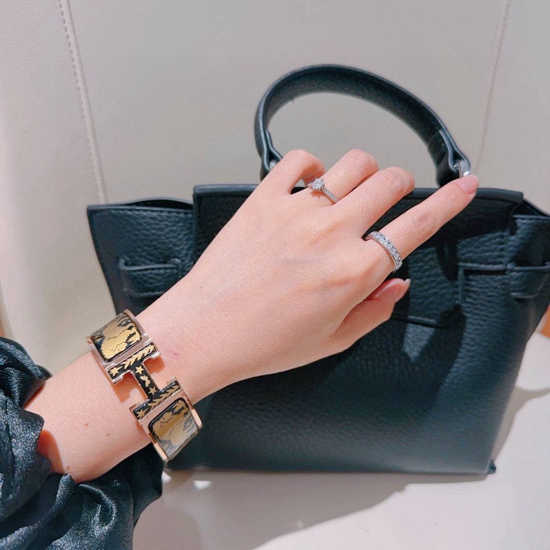 “Handmade 20mm Wide Hermes Emas Bracelet: Master Craftsmanship, Goddess-Approved Luxury with Gold Accents” - 图片 9