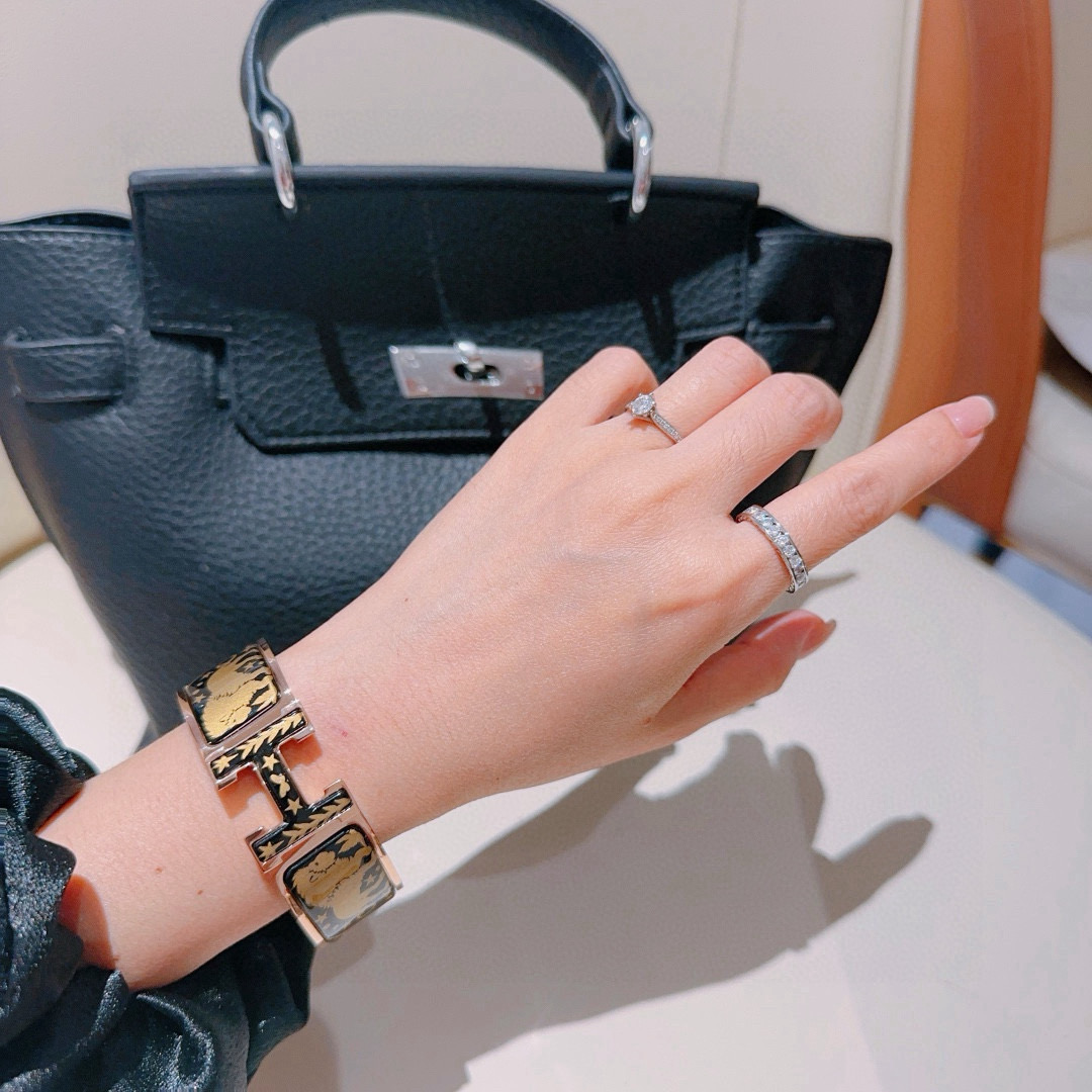 “Handmade 20mm Wide Hermes Emas Bracelet: Master Craftsmanship, Goddess-Approved Luxury with Gold Accents” - 图片 3