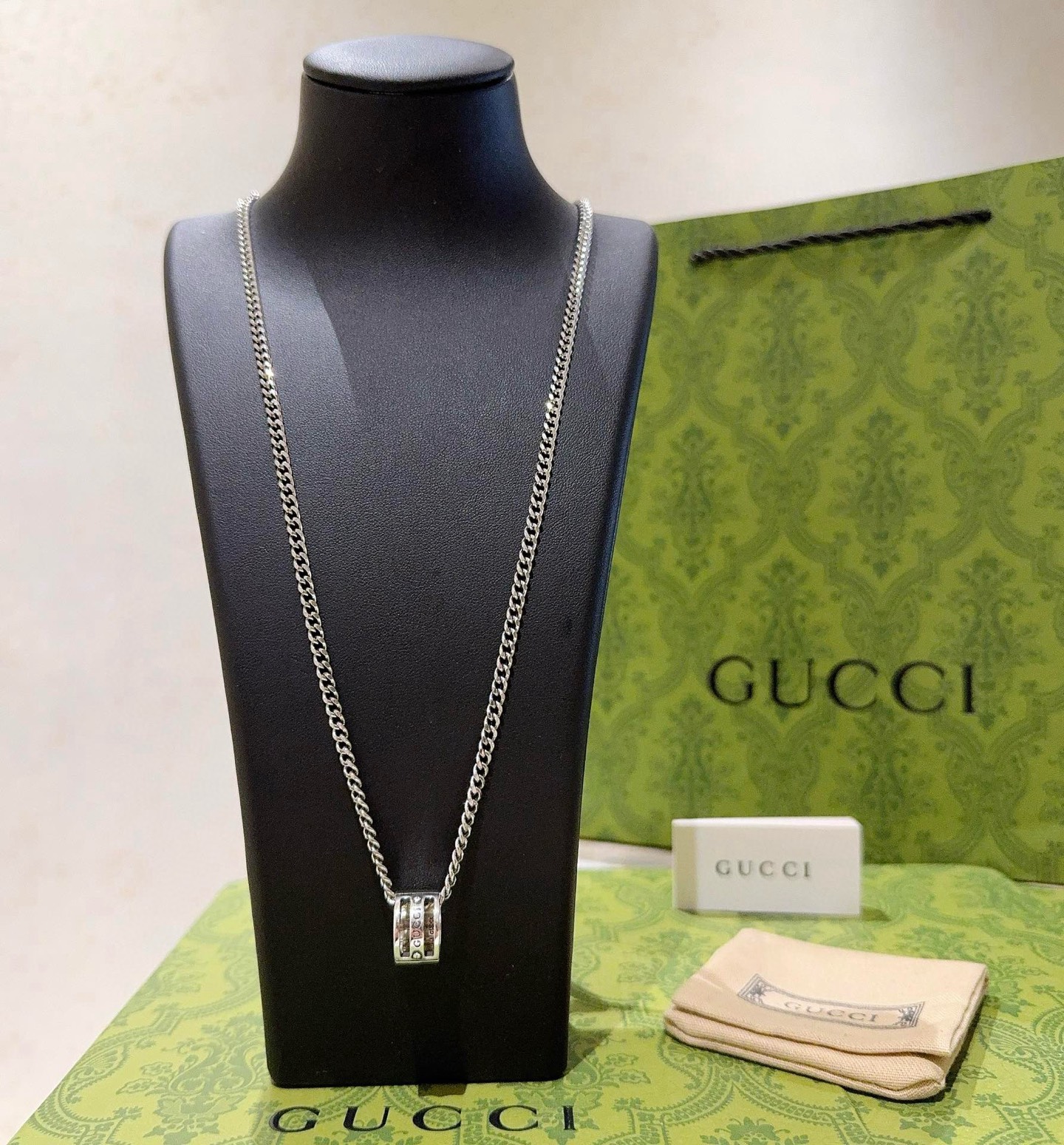 NO:386302,Batch New products released Gucci necklace, the latest model is higher in chain grade, star style, the same Anger Forest series double G Gucci necklace, snake brand unique temperament necklace, precision necklace, details are used to treat the version, non-market bright style, this model has been released, Gucci is popular in it, very easy to match with trendy clothes, jewelry quality, gucci, necklace19860909批 新品发布古驰项链 最新款链条档次更高明星同款Anger Forest系列双G古驰项链蛇牌独特气质项链 精工项链 细节对版做旧处理 非市面亮面版型 这款一直在出 古驰里面热卖款 非常好搭配潮流衣服,饰品精品,gucci,necklace,Jewelry