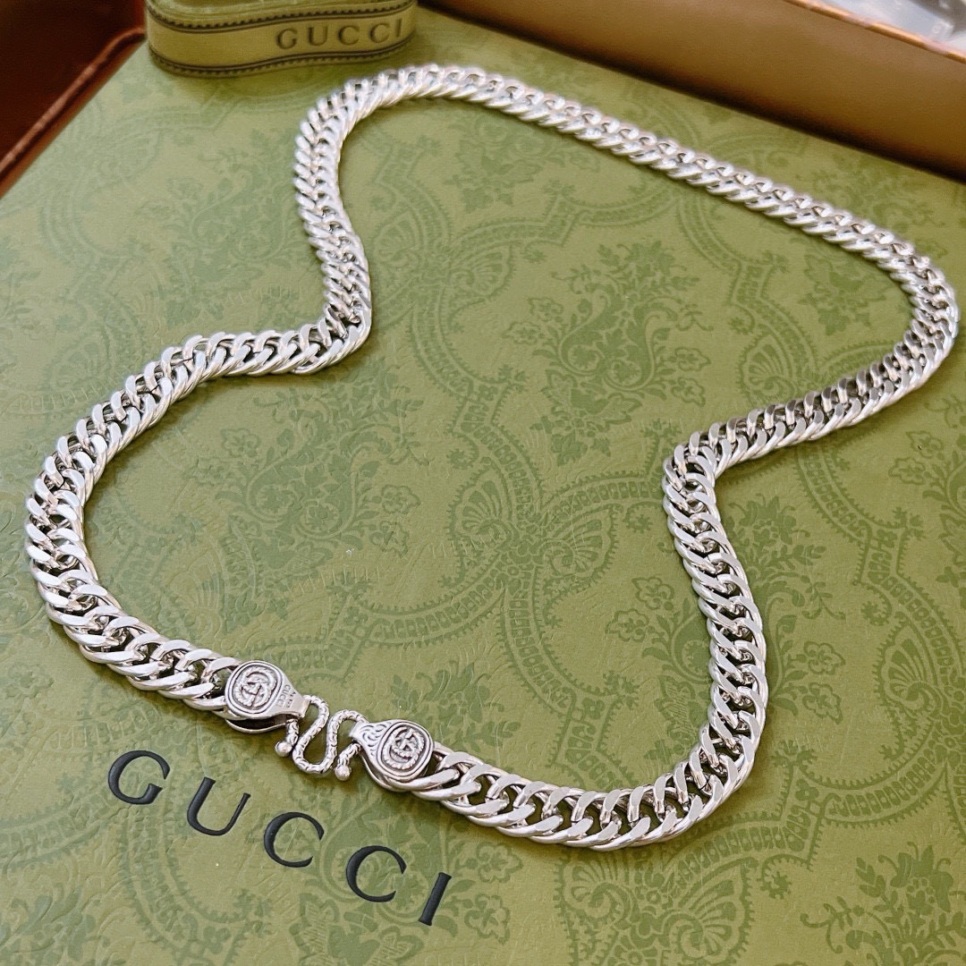NO:384702,The latest model of Gucci necklace is higher in chain grade Chow Sat Fook Chow Tai Fook Gold Store Celebrity Anger Forest series classic necklace with chain length 60 cm width 10mm Details Non-market shiny style This model has been released. Gucci is very easy to match with trendy clothes, fine accessories, gucci, necklace19860909批不爆不上古驰项链最新款链条档次更高周六福周大福金店 明星同款Anger Forest系列双g经典项链 链长60厘米 宽 10mm 细节 非市面亮面版型 这款一直在出 古驰里面热卖款 非常好搭配潮流衣服,饰品精品,gucci,necklace,Jewelry