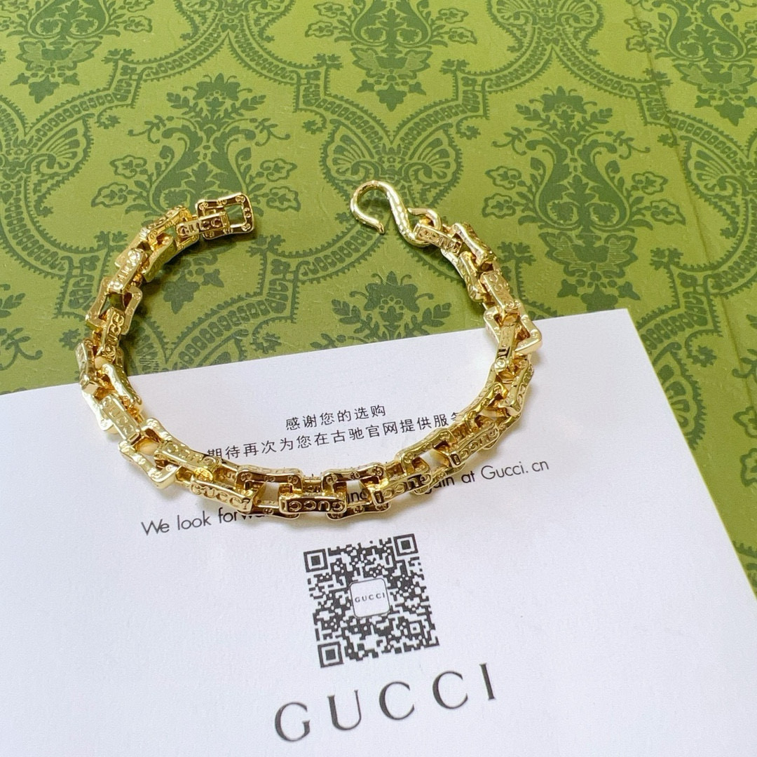 NO:386360,The latest version of the bracelet with rich bracelets, identify the details and the effect of the chain body, exclusive high quality, the latest classic model of Gucci bracelet, exquisite, no matter the style and texture, is absolutely top feel. Just take a look and you will understand it. Super nice. The best choice for matching clothes, a must-have artifact for men and women. The number of 17 to 24 cm, the quality of jewelry, gucci, gucci, bracelet19860909批 最新出炉土豪版手链 认准细节链身效果 独家高品质 Gucci古驰手链最新款的经典款 精致无论款式 质感 都是绝对的顶尖feel 只要看一眼就懂了超 nice 搭配衣服最佳的选择,男女同款必备神器 码数17到24公分,饰品精品,gucci,gucci,bracelet,Jewelry
