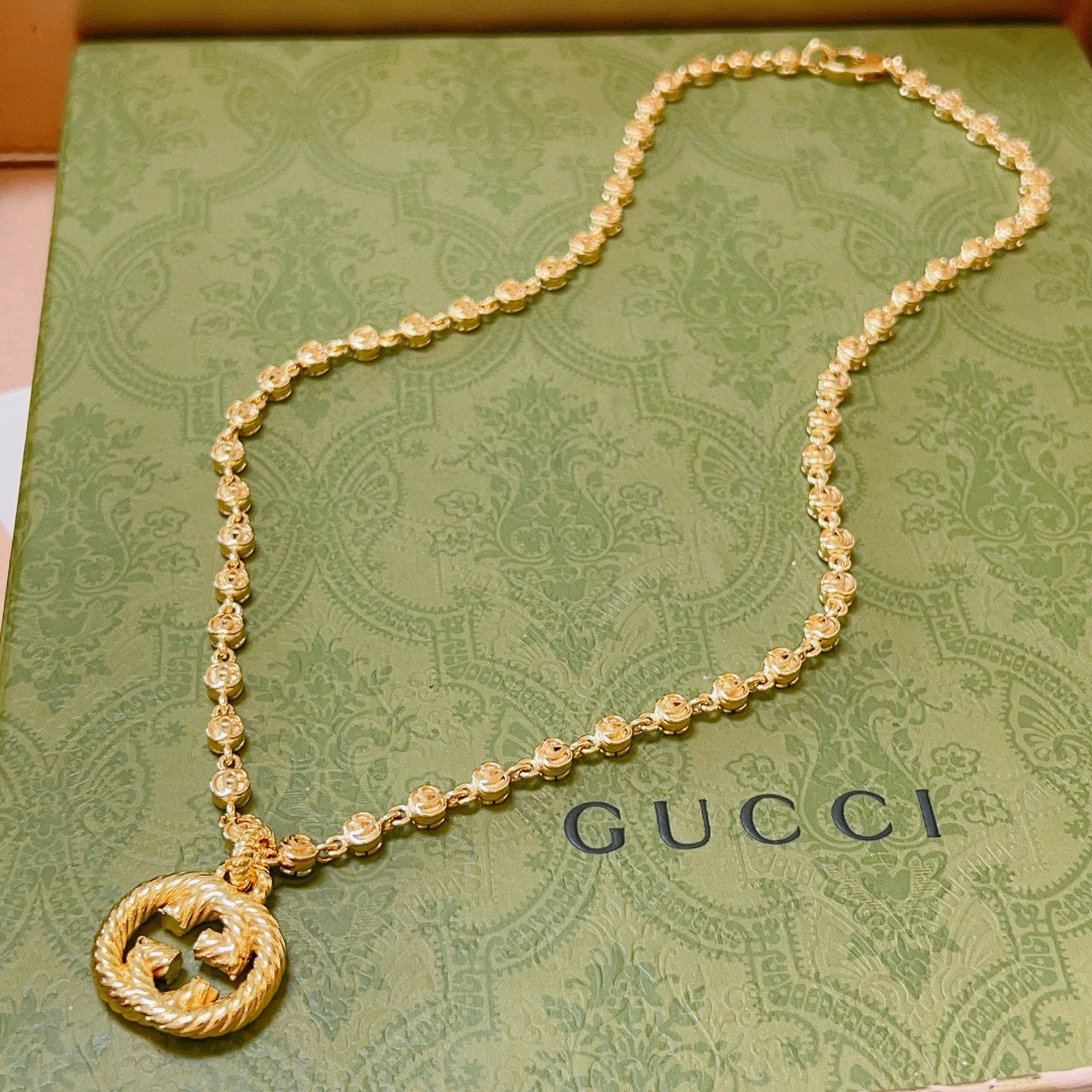 NO:386372,The latest model of Gucci necklace has higher chain grade, star style Anger Forest series double G Gucci necklace with chain length 60 cm Gucci double G gold necklace without fading Details are used for the old version Non-market glossy style This model has been released. Gucci is very good to match with trendy clothes, fine accessories, gucci, necklace19860909批 古驰项链最新款链条档次更高明星同款Anger Forest系列双G古驰项链 链长60厘米 古驰双G金色项链 不退色 细节对版做旧处理 非市面亮面版型 这款一直在出 古驰里面热卖款 非常好搭配潮流衣服,饰品精品,gucci,necklace,Jewelry