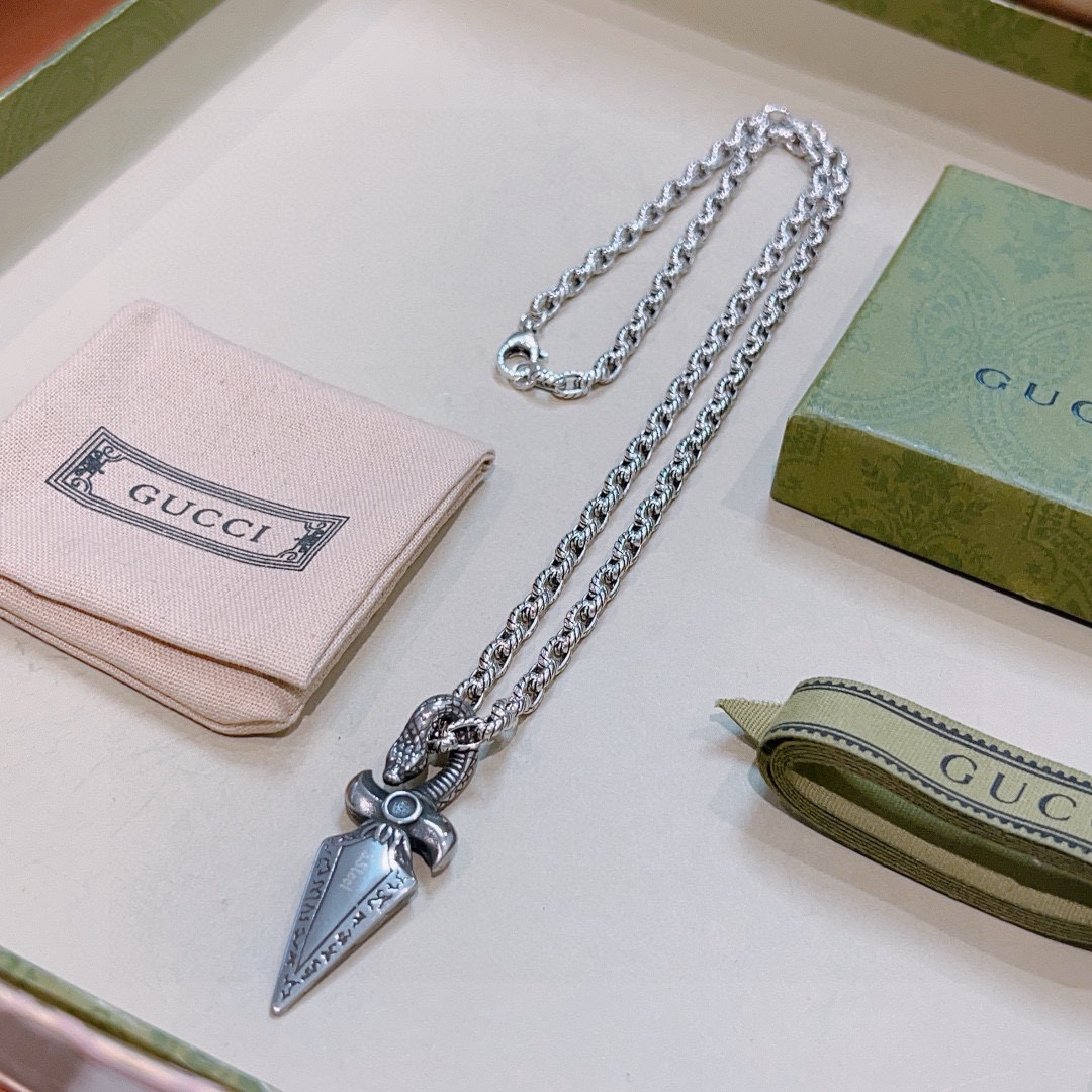 Gucci古驰双G蛇头宝剑ネックレス - 独特な雰囲気を演出