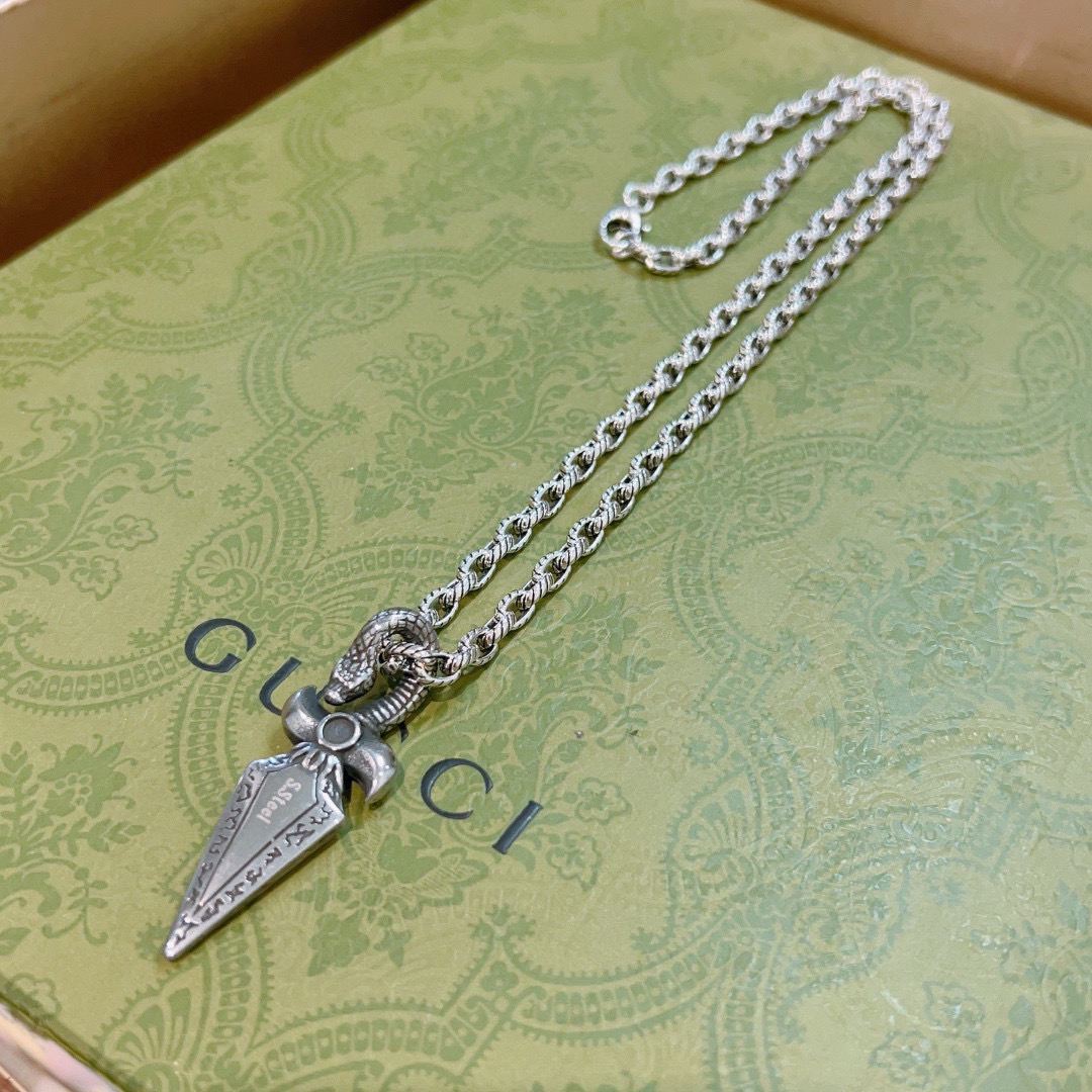 Gucci古驰双G蛇头宝剑ネックレス - 独特な雰囲気を演出